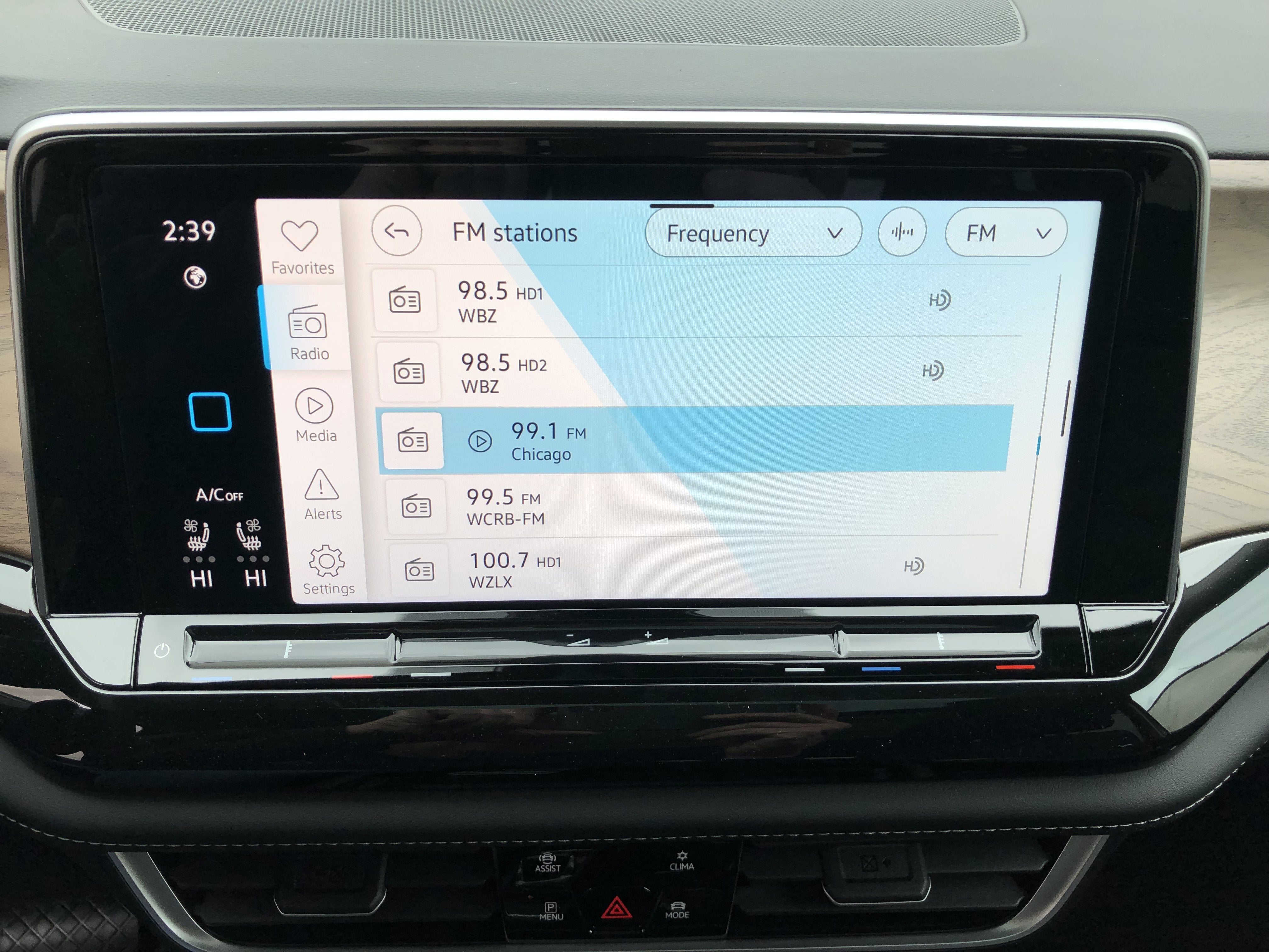 2026 Volkswagen Atlas 2.0T SE w/Technology w/captains chairs and panoramic sunroof