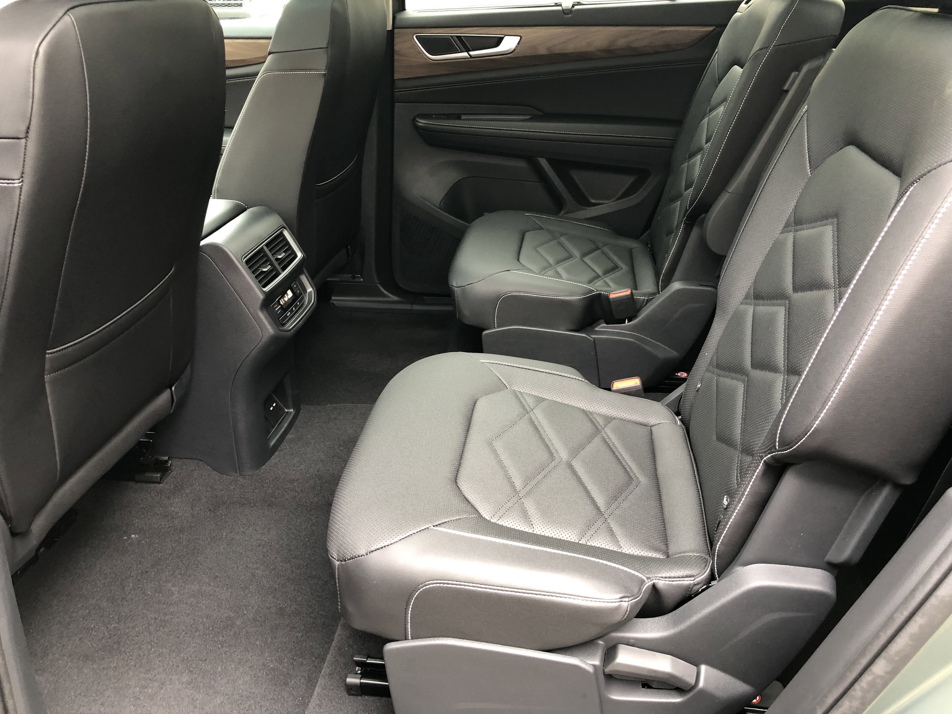 2026 Volkswagen Atlas 2.0T SE w/Technology w/captains chairs and panoramic sunroof