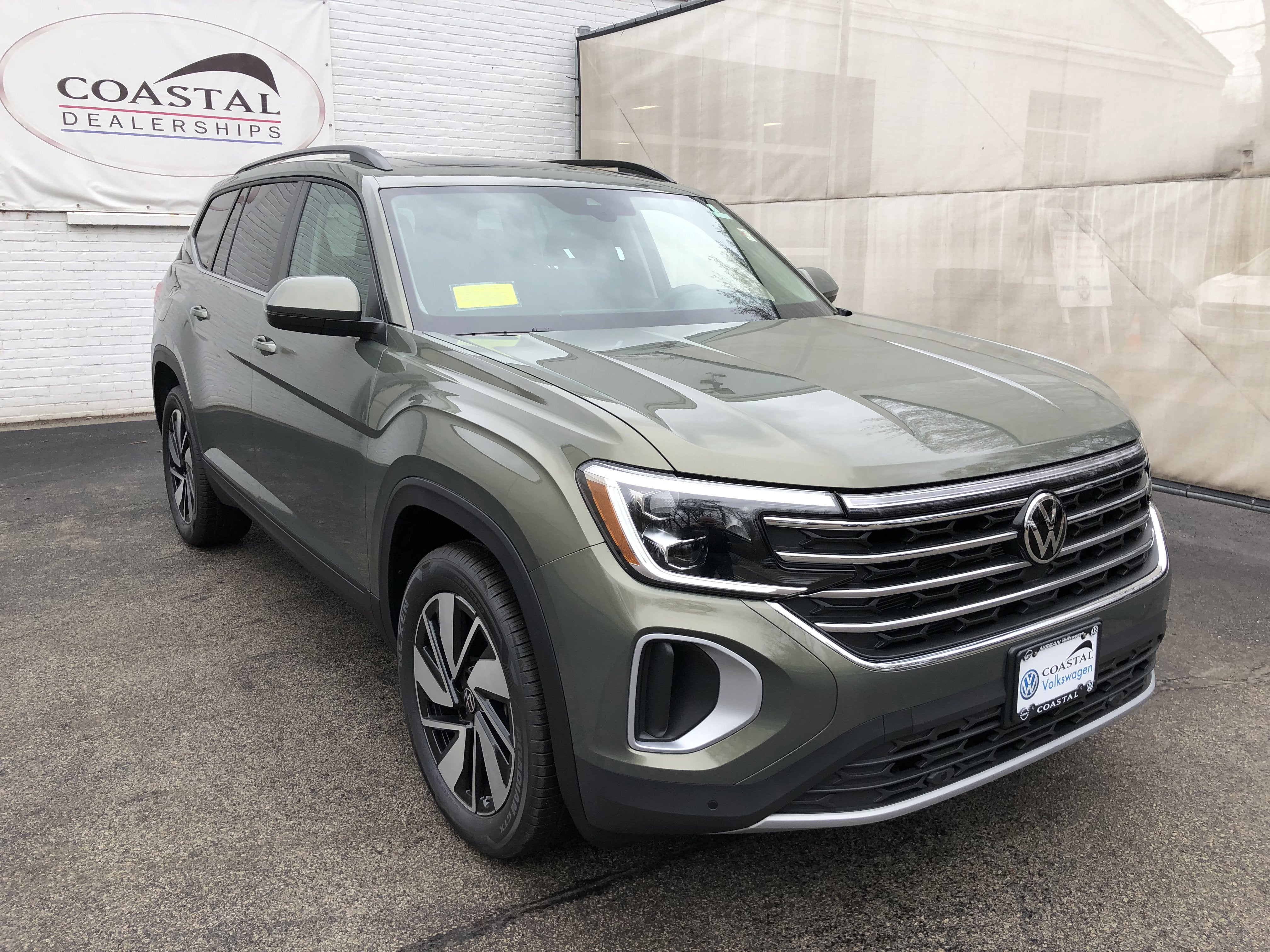 2026 Volkswagen Atlas 2.0T SE w/Technology w/captains chairs and panoramic sunroof