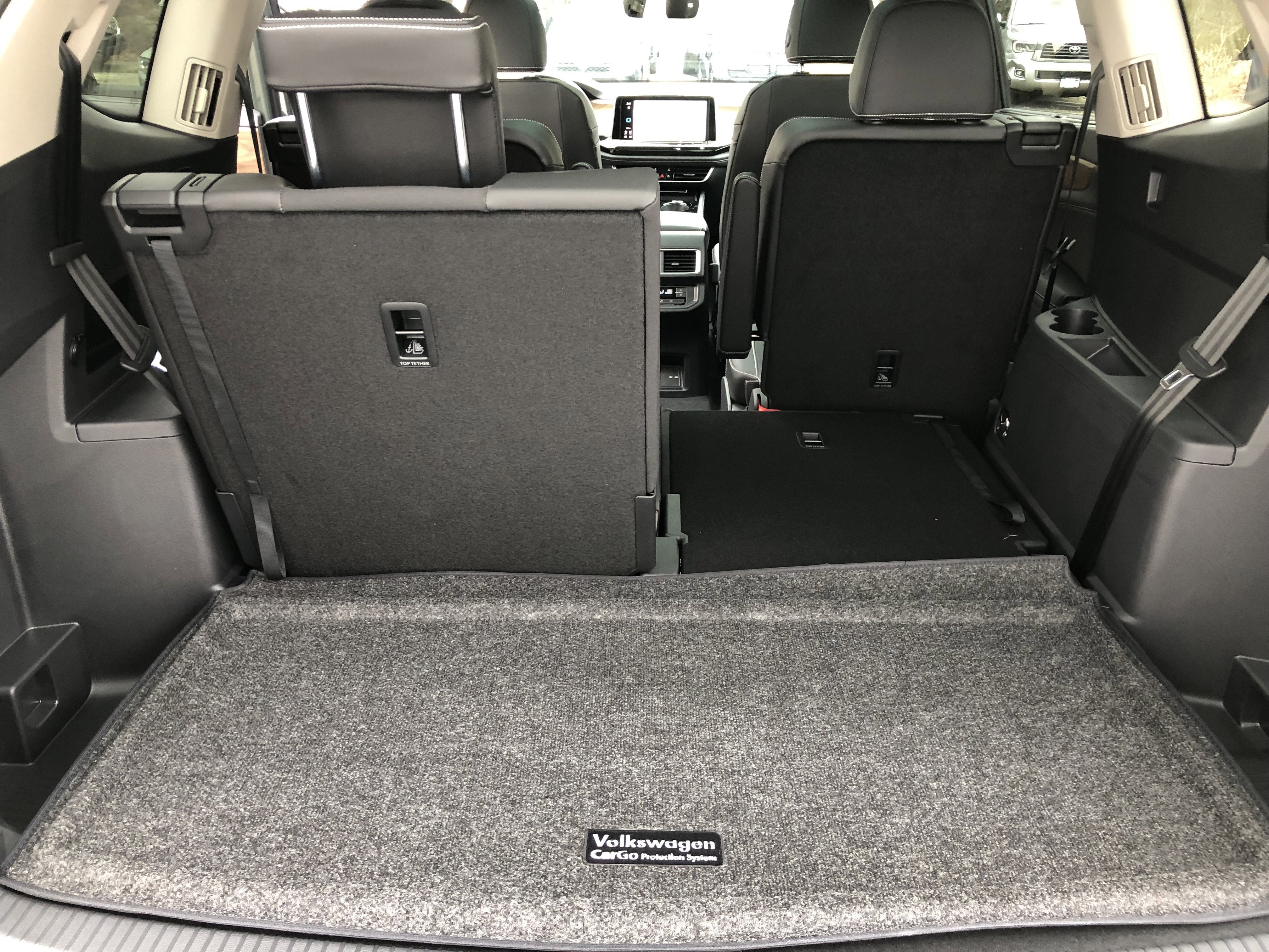 2026 Volkswagen Atlas 2.0T SE w/Technology w/captains chairs and panoramic sunroof
