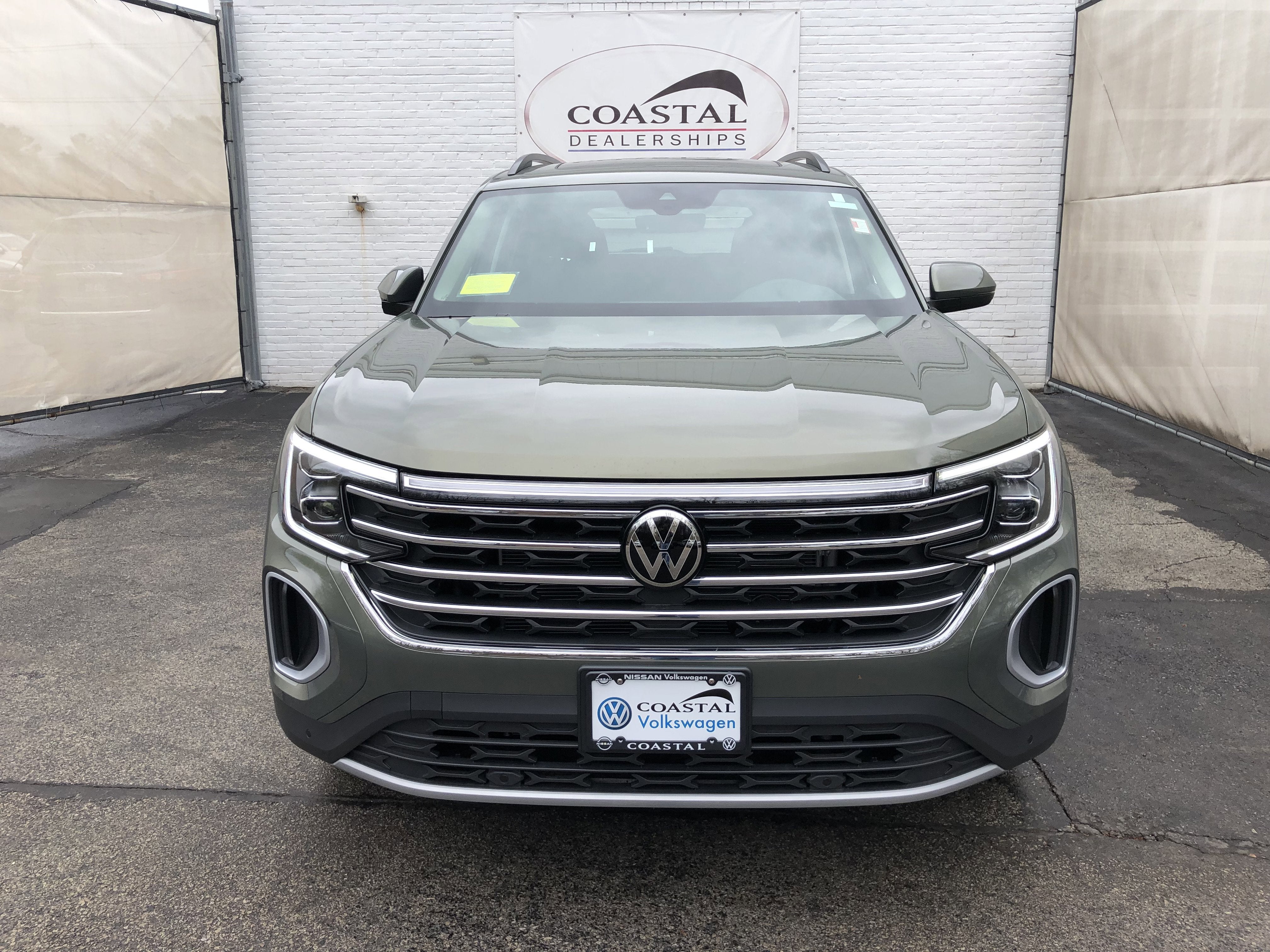 2026 Volkswagen Atlas 2.0T SE w/Technology w/captains chairs and panoramic sunroof