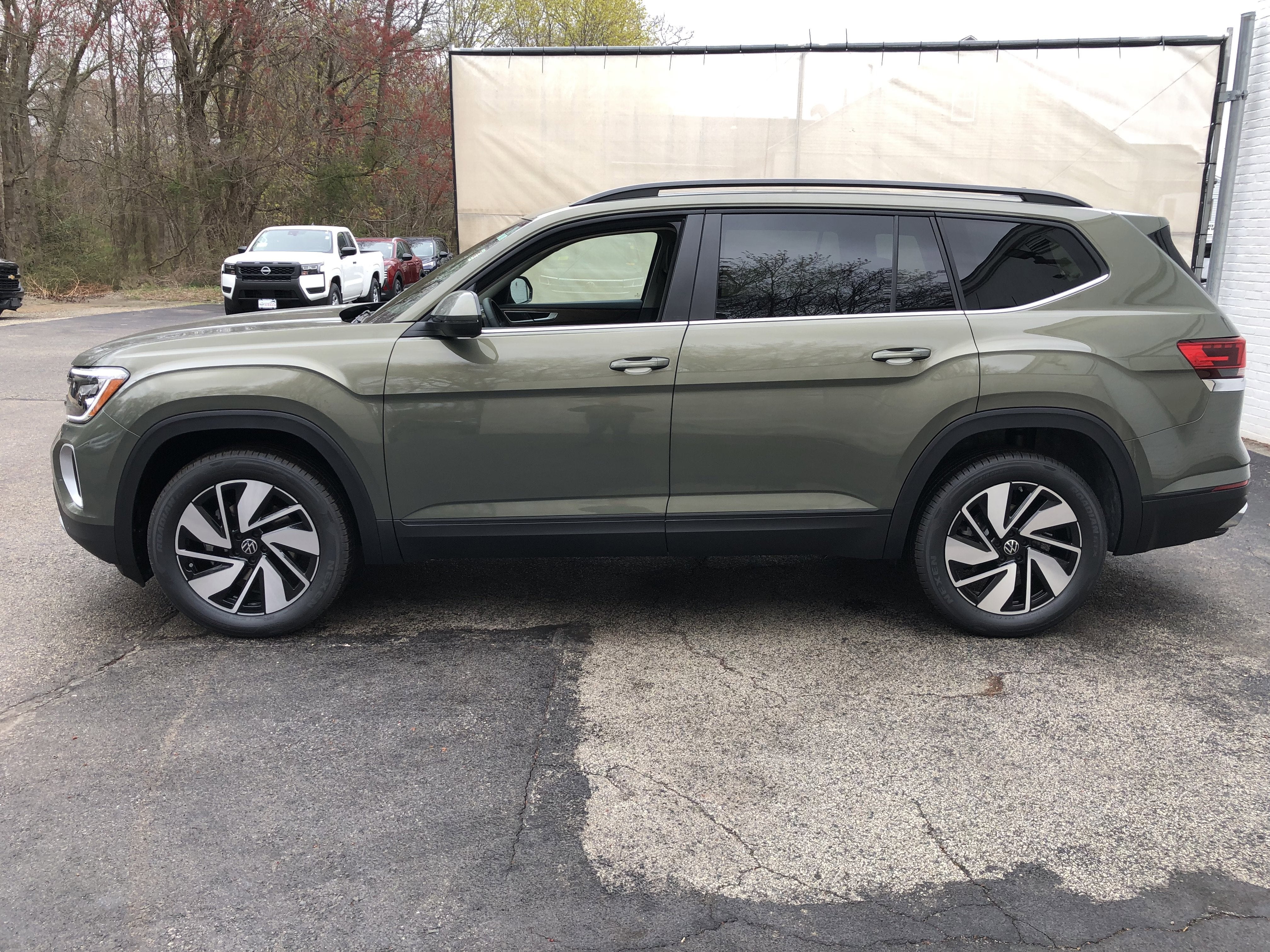 2026 Volkswagen Atlas 2.0T SE w/Technology w/captains chairs and panoramic sunroof