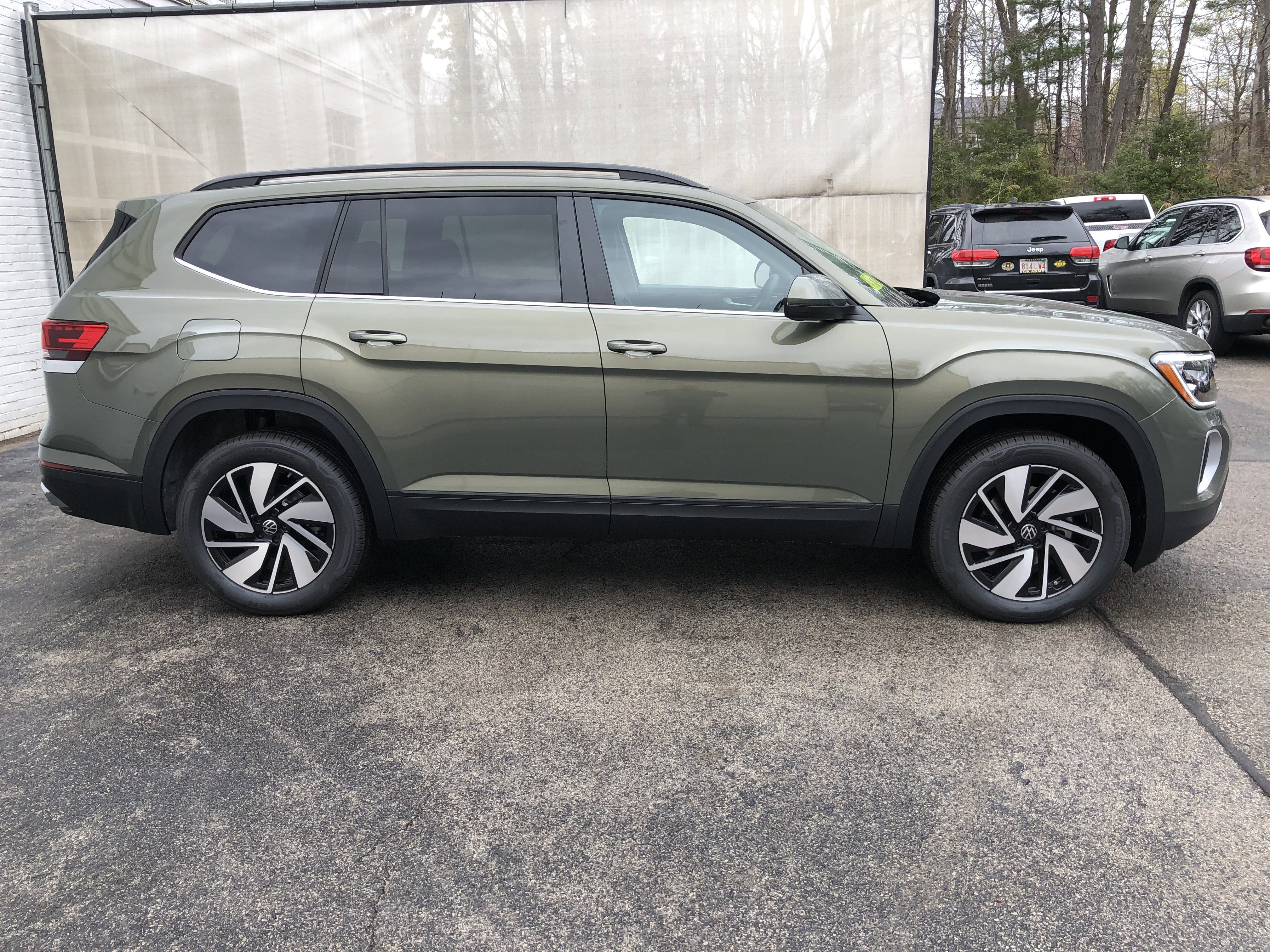 2026 Volkswagen Atlas 2.0T SE w/Technology w/captains chairs and panoramic sunroof