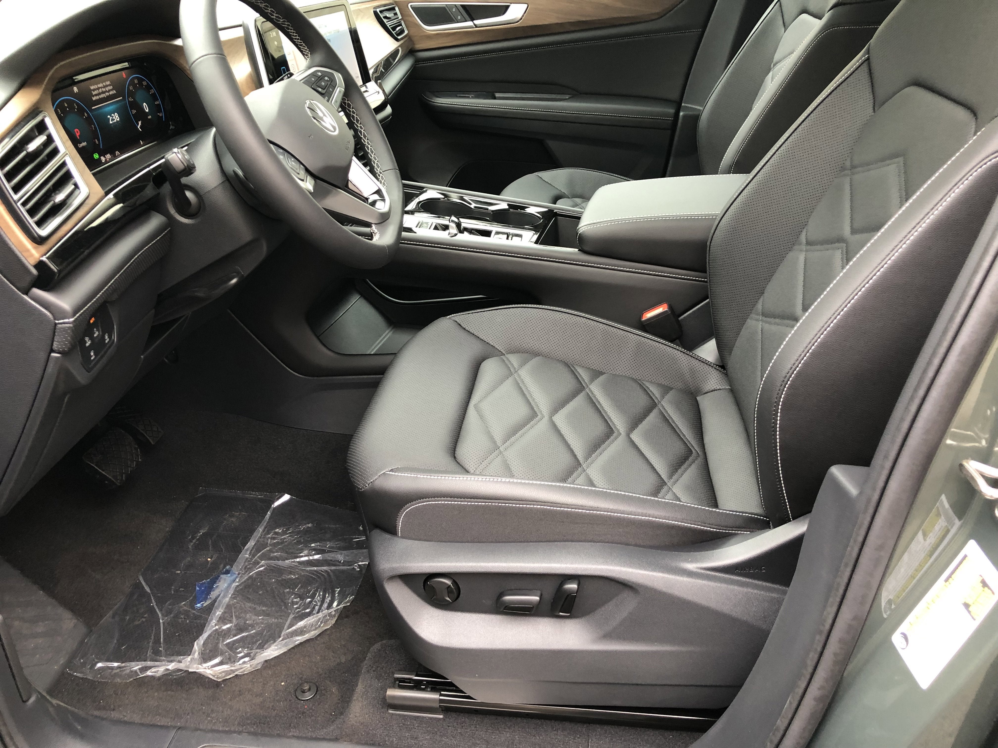 2026 Volkswagen Atlas 2.0T SE w/Technology w/captains chairs and panoramic sunroof