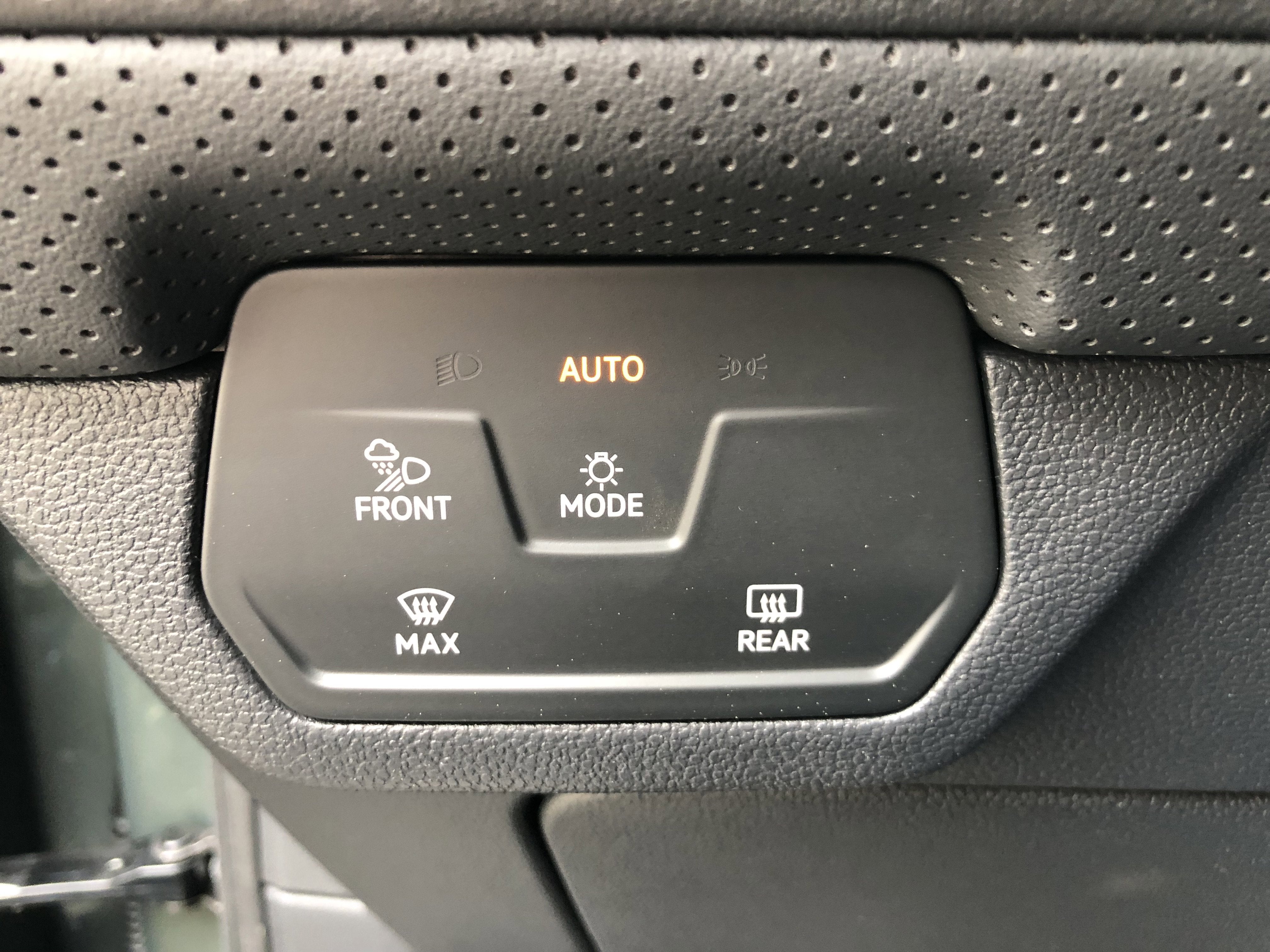 2026 Volkswagen Atlas 2.0T SE w/Technology w/captains chairs and panoramic sunroof