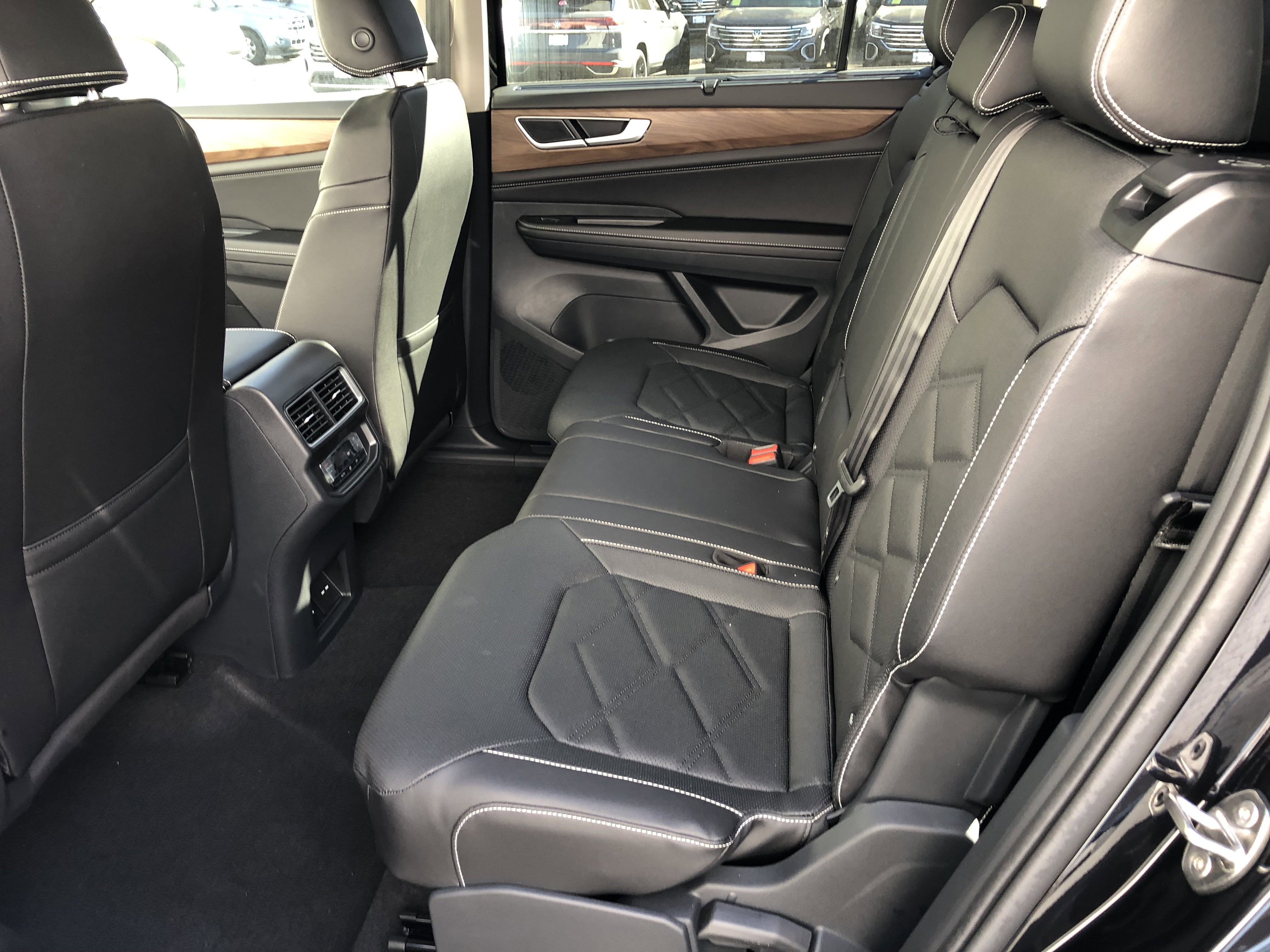 2026 Volkswagen Atlas 2.0T SE w/Technology w/panoramic sunroof and black wheel package