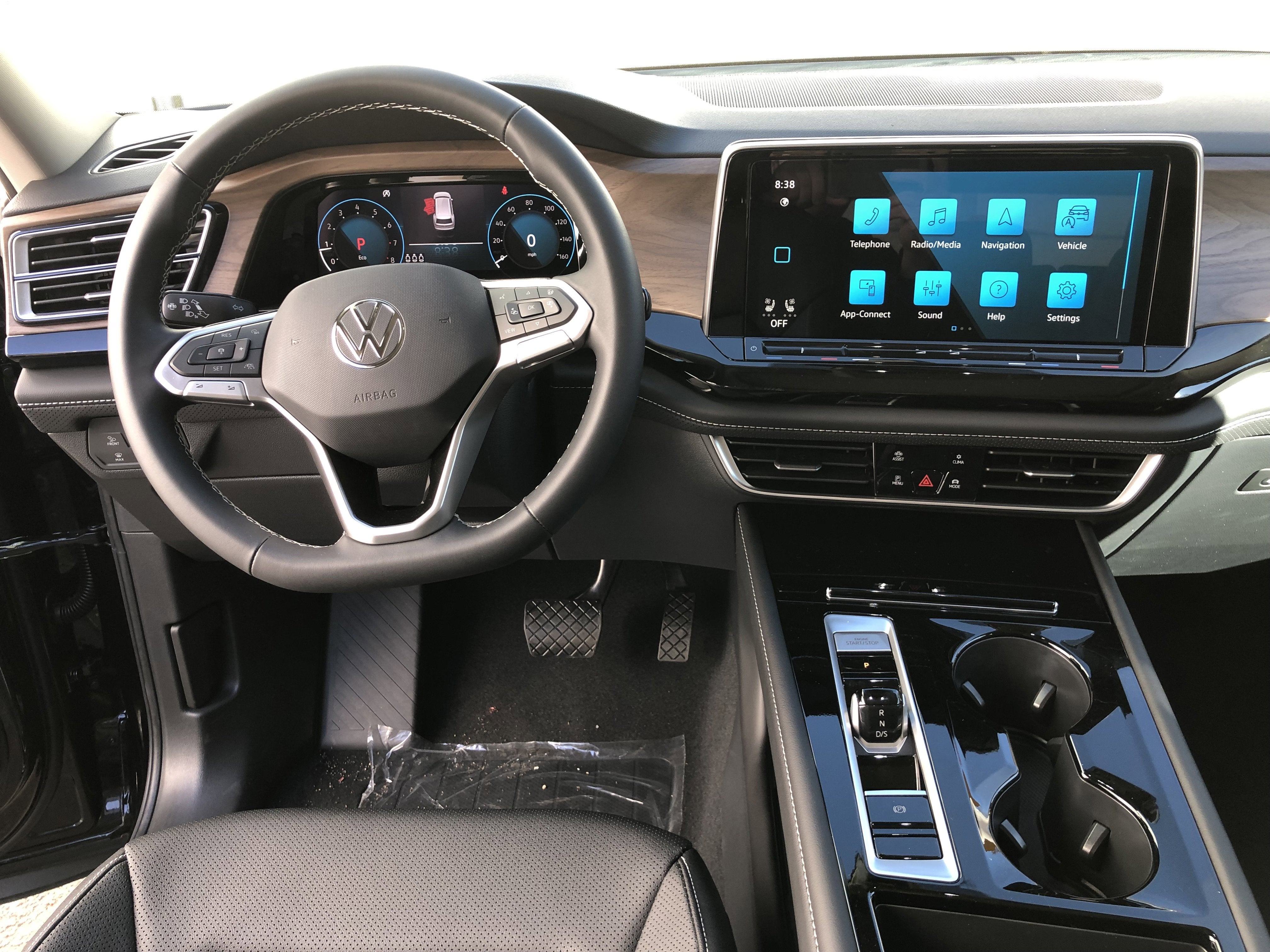 2026 Volkswagen Atlas 2.0T SE w/Technology w/panoramic sunroof and black wheel package