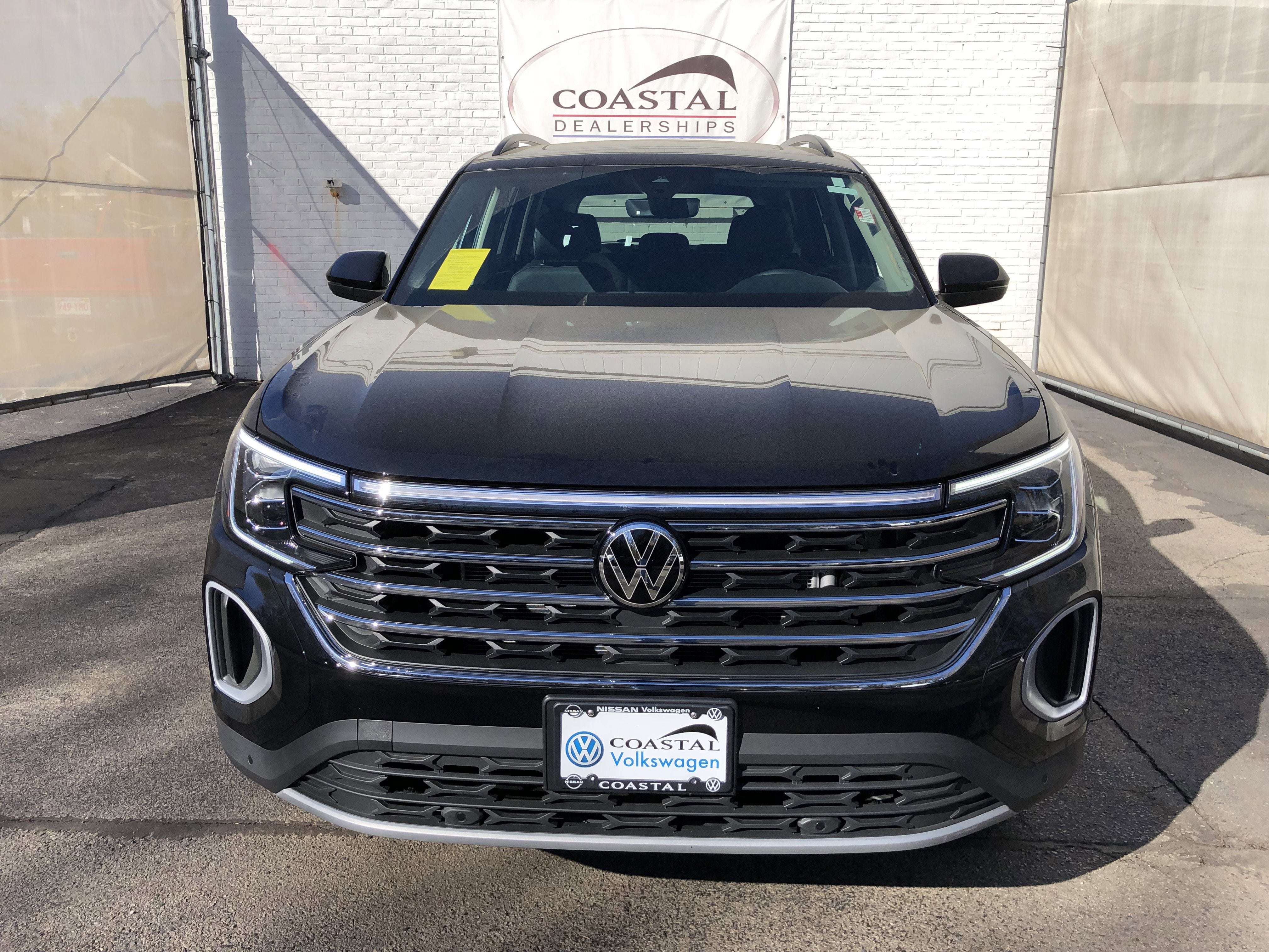 2026 Volkswagen Atlas 2.0T SE w/Technology w/panoramic sunroof and black wheel package