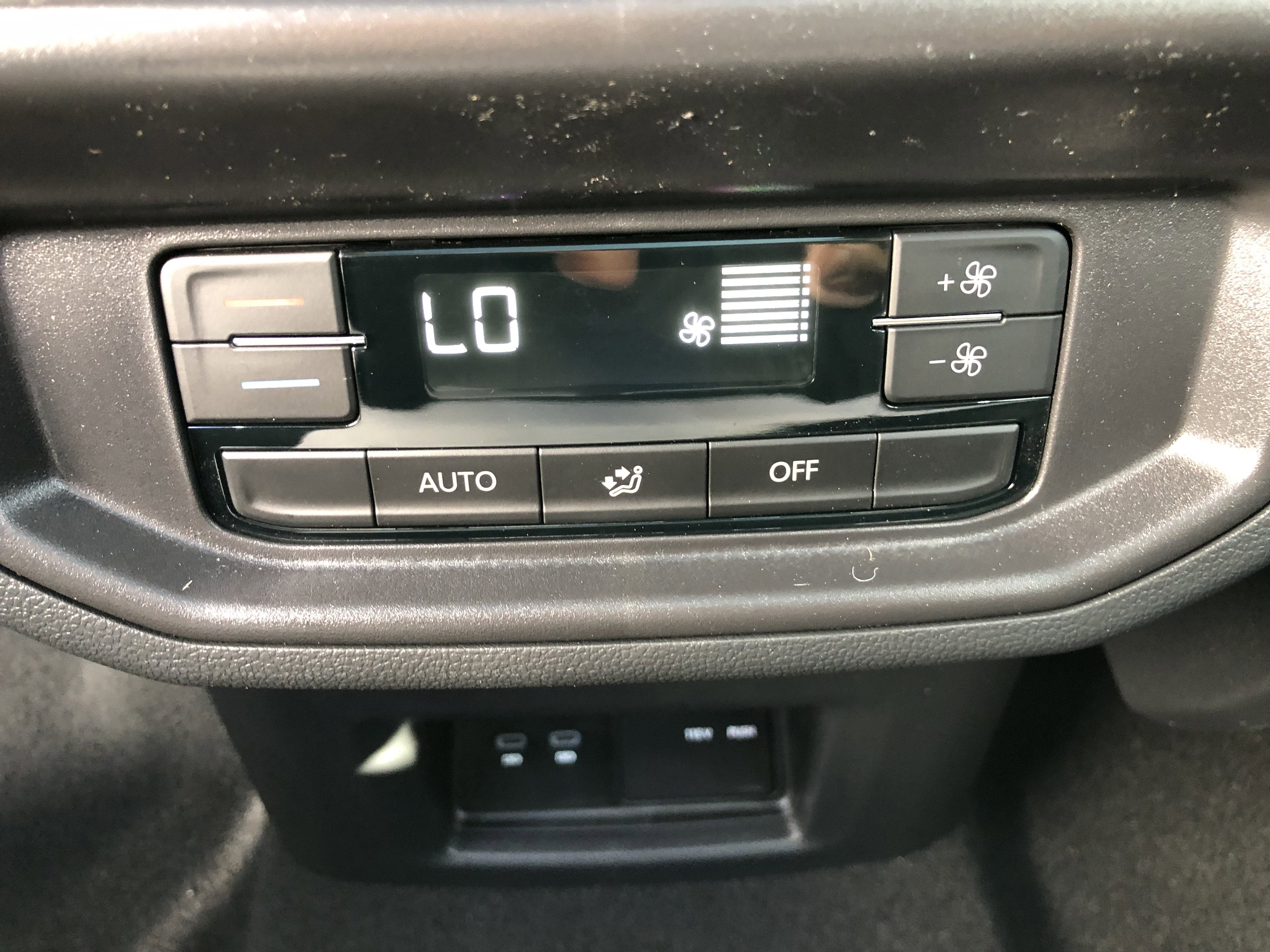 2026 Volkswagen Atlas 2.0T SE w/Technology w/panoramic sunroof and black wheel package