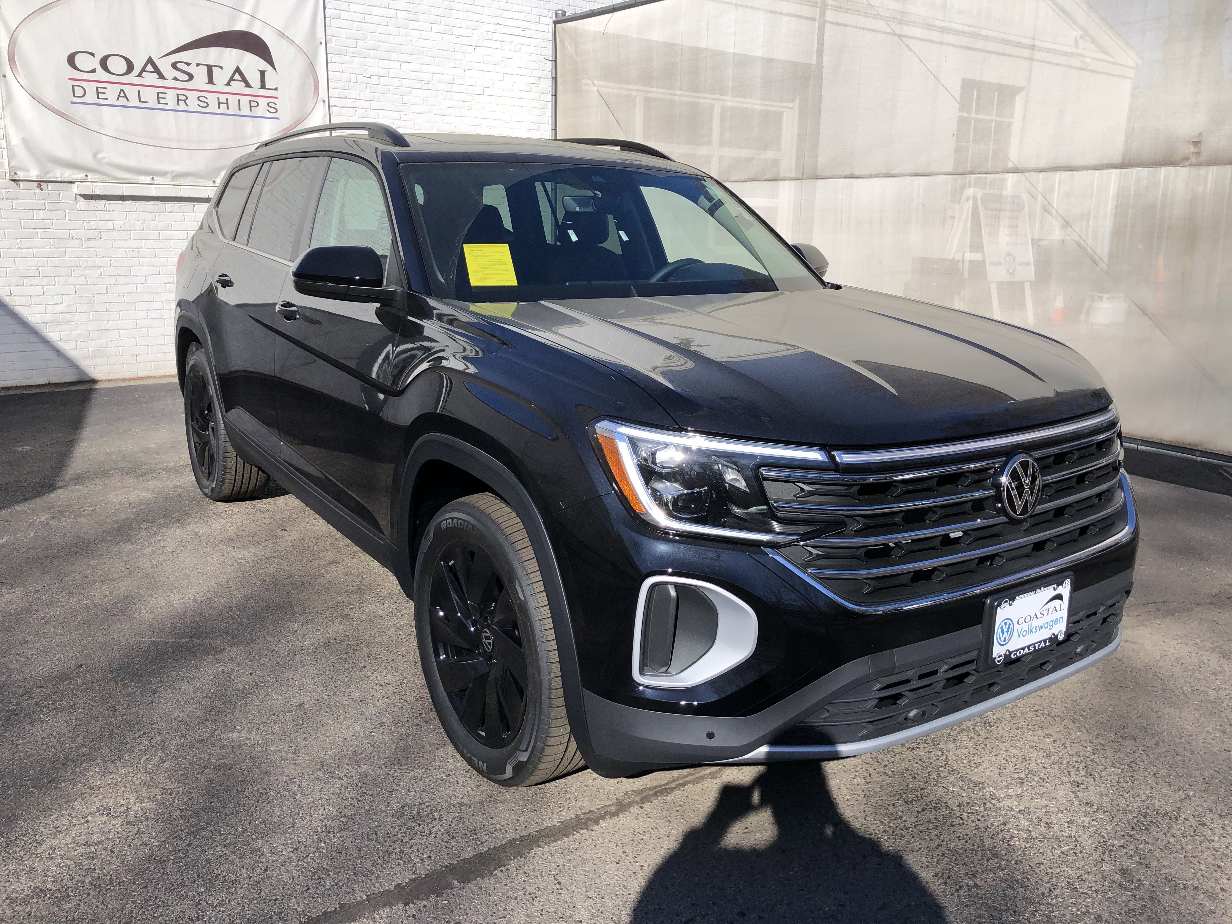 2026 Volkswagen Atlas 2.0T SE w/Technology w/panoramic sunroof and black wheel package