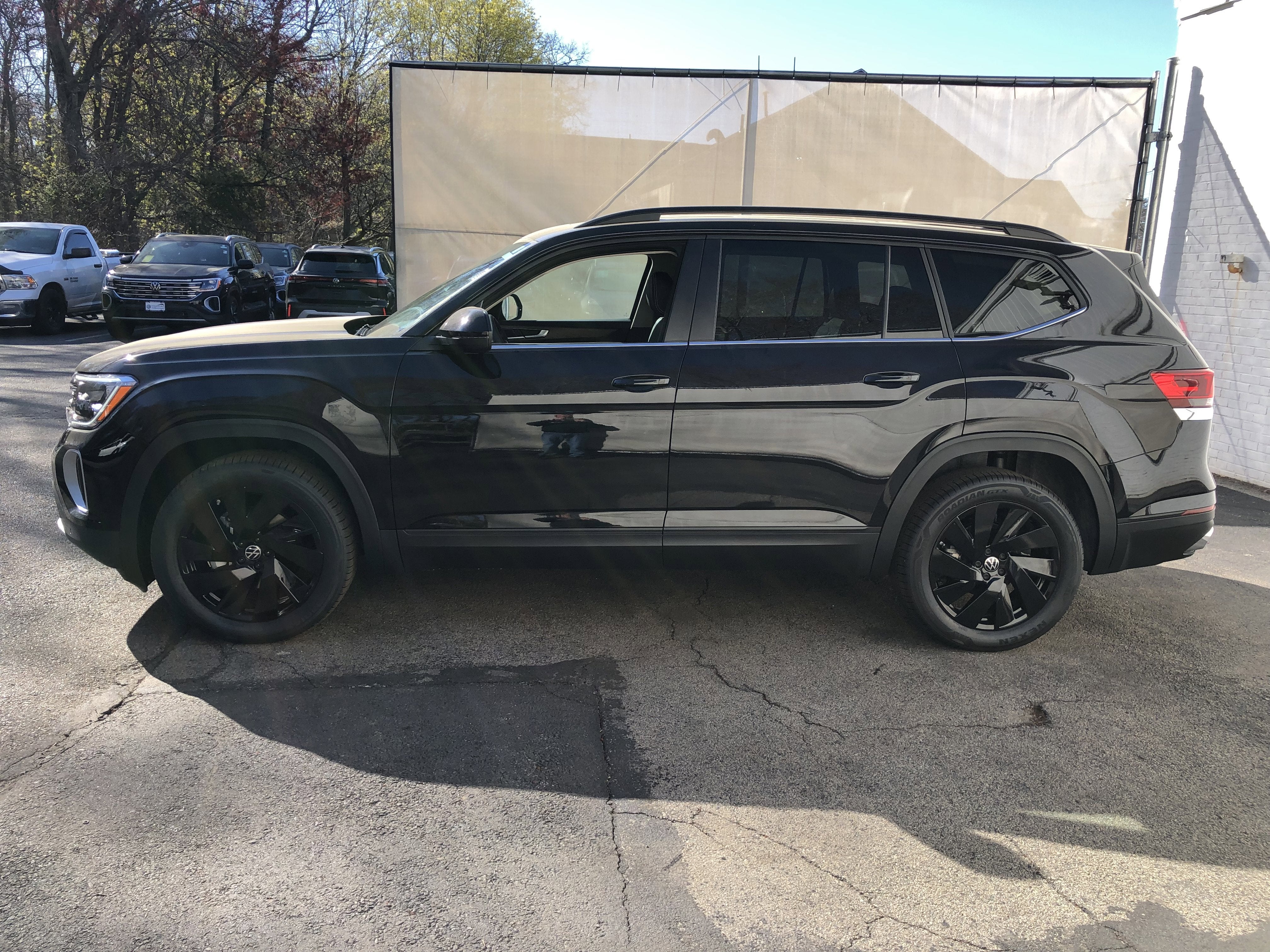 2026 Volkswagen Atlas 2.0T SE w/Technology w/panoramic sunroof and black wheel package