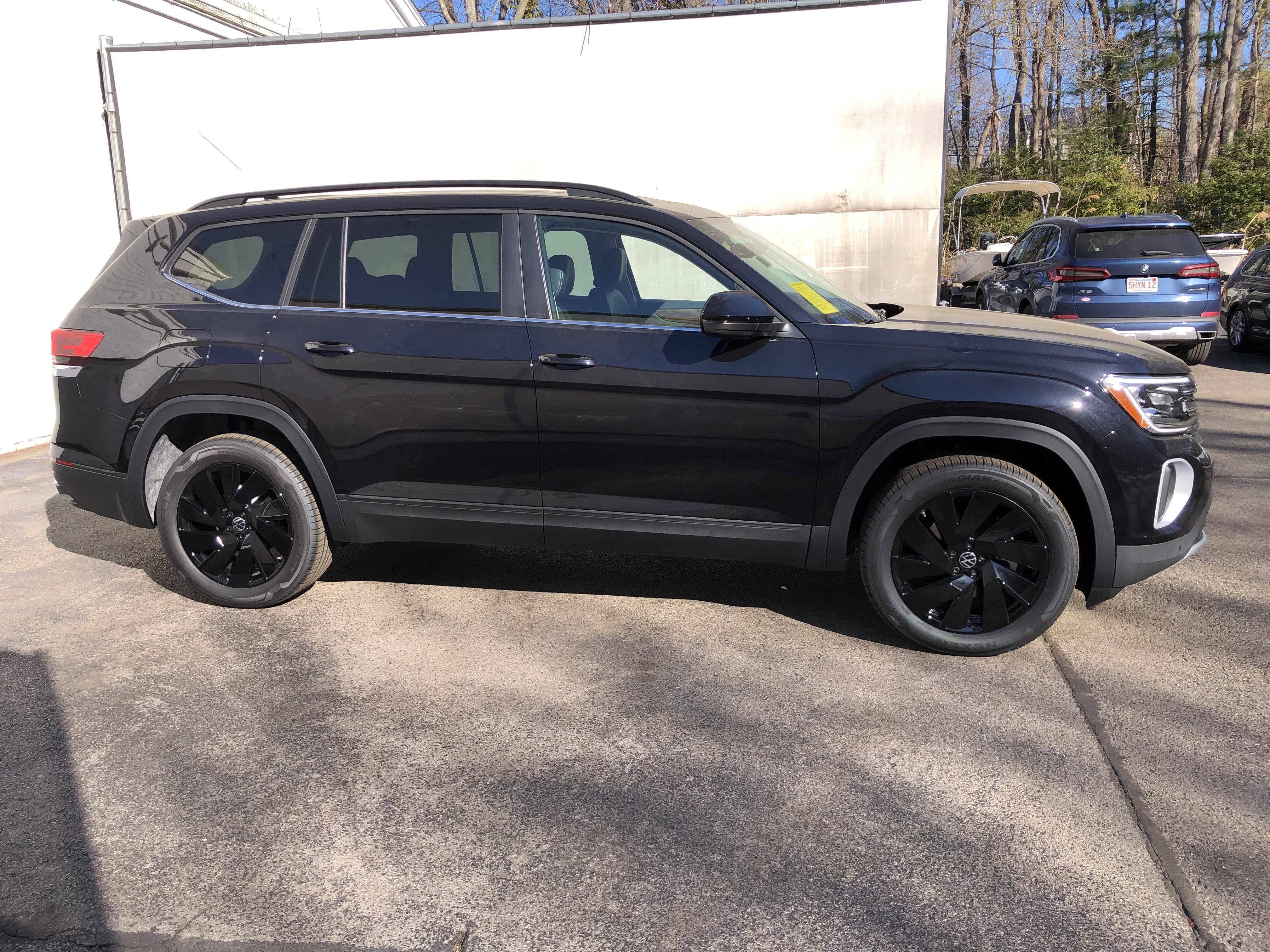 2026 Volkswagen Atlas 2.0T SE w/Technology w/panoramic sunroof and black wheel package