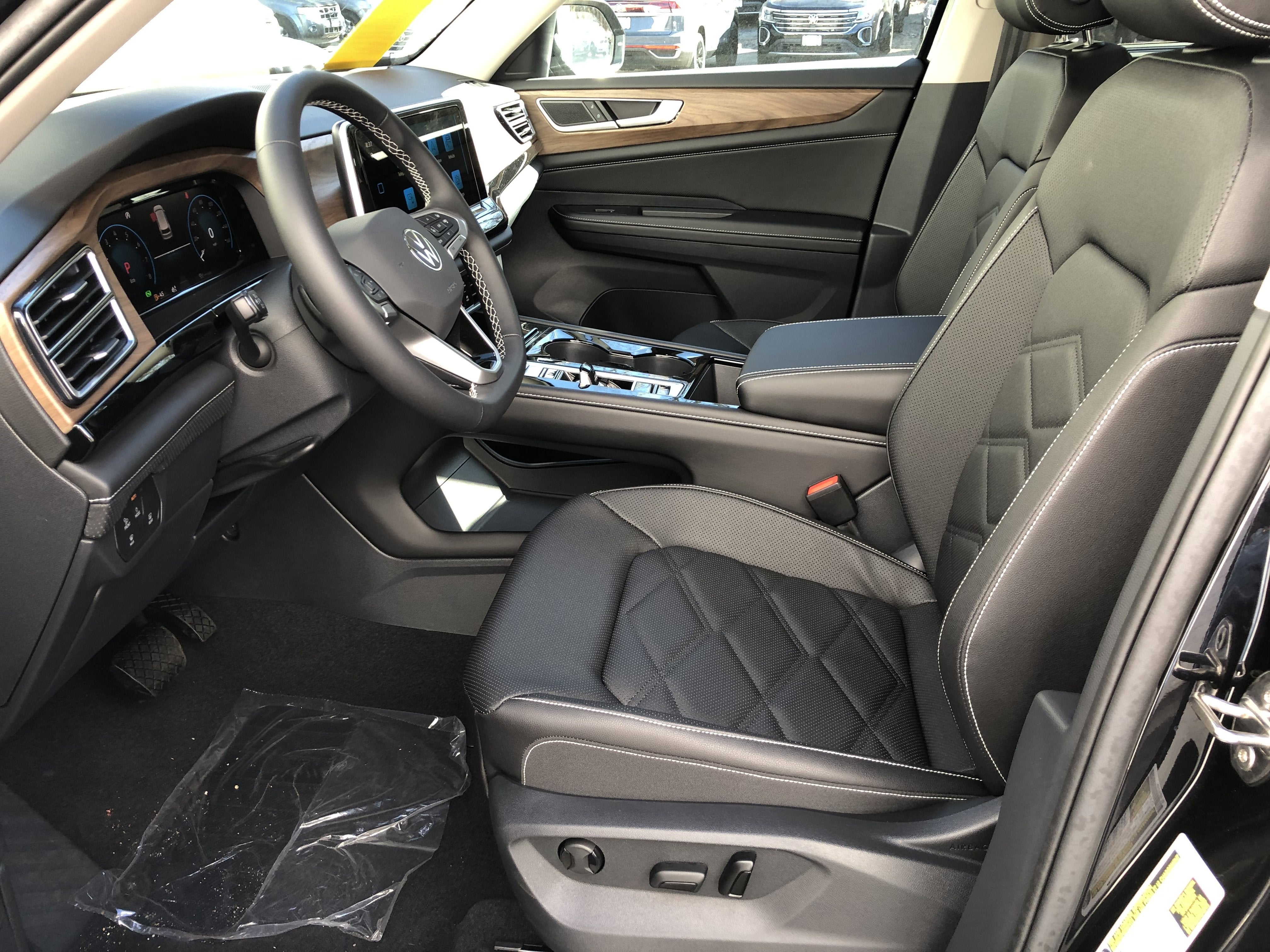 2026 Volkswagen Atlas 2.0T SE w/Technology w/panoramic sunroof and black wheel package