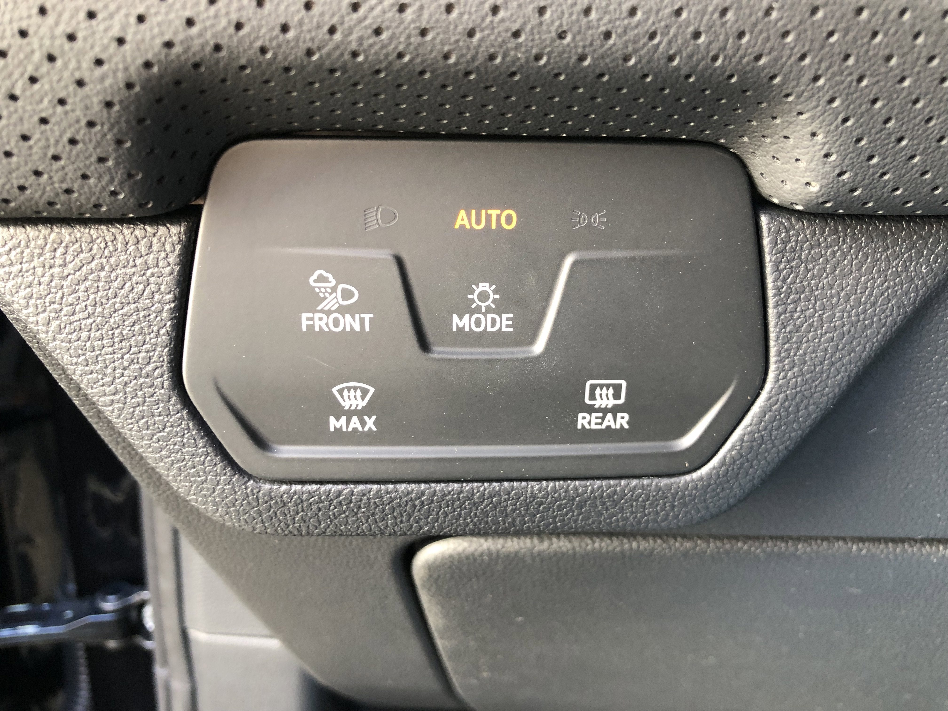 2026 Volkswagen Atlas 2.0T SE w/Technology w/panoramic sunroof and black wheel package