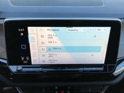 2026 Volkswagen Atlas 2.0T SE w/Technology w/captains chairs, panoramic sunroof and black wheel package