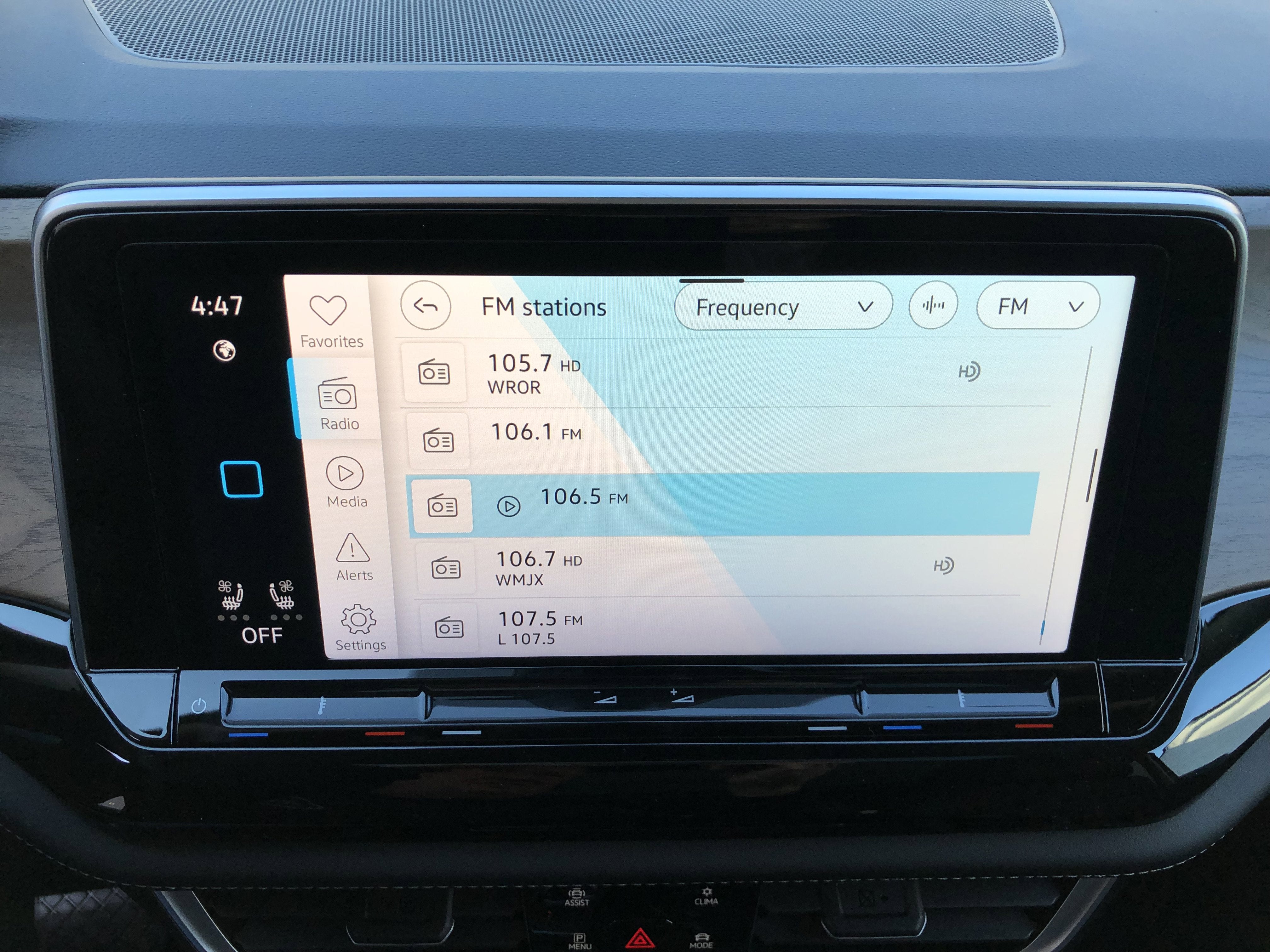 2026 Volkswagen Atlas 2.0T SE w/Technology w/captains chairs, panoramic sunroof and black wheel package