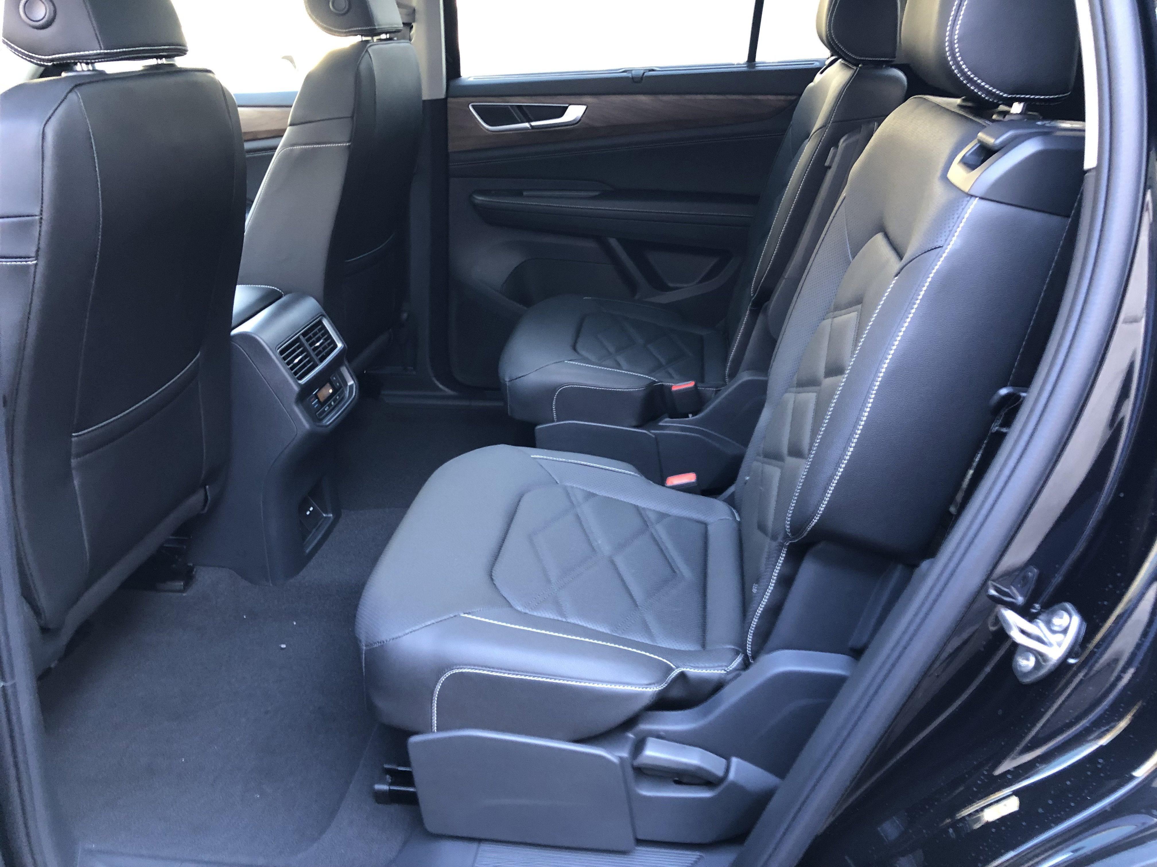 2026 Volkswagen Atlas 2.0T SE w/Technology w/captains chairs, panoramic sunroof and black wheel package