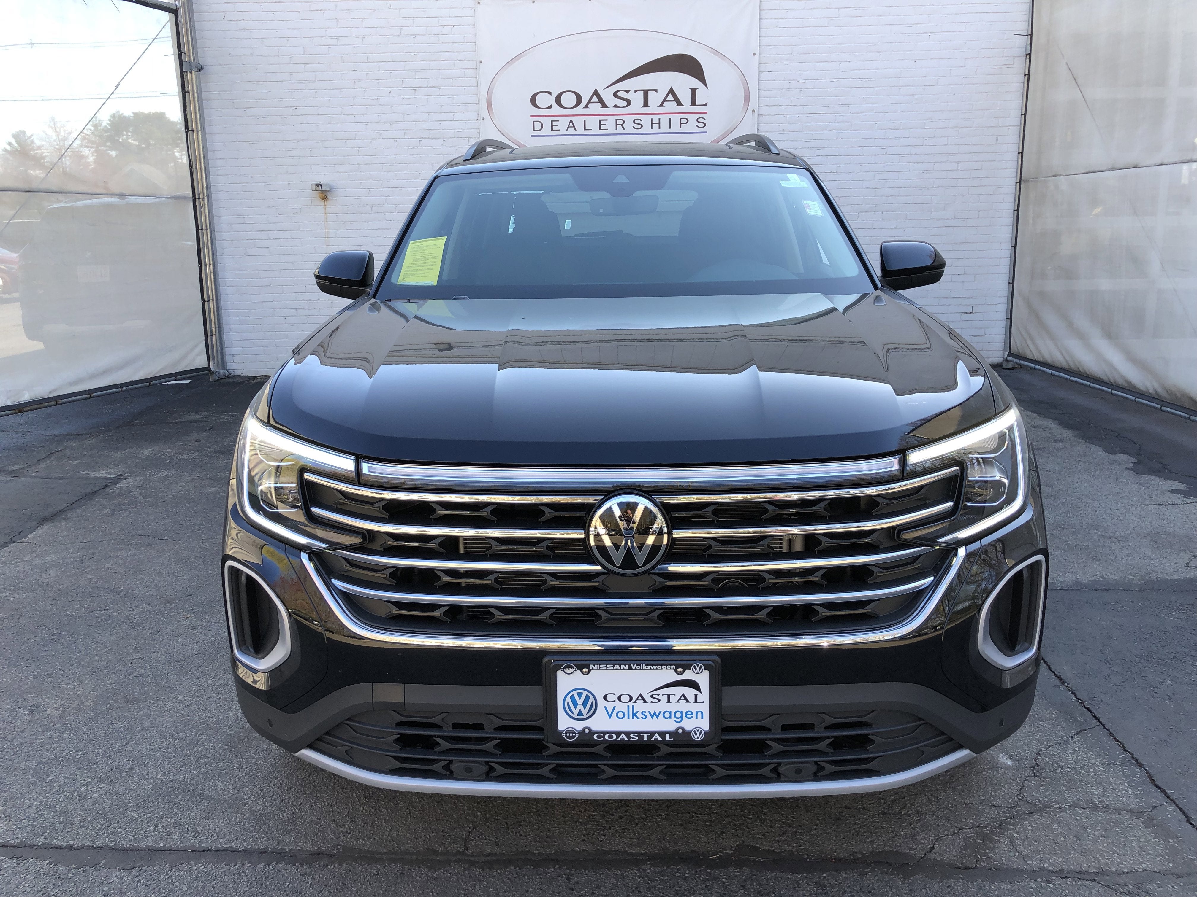 2026 Volkswagen Atlas 2.0T SE w/Technology w/captains chairs, panoramic sunroof and black wheel package