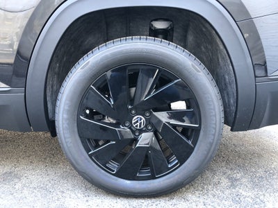 2026 Volkswagen Atlas 2.0T SE w/Technology w/captains chairs, panoramic sunroof and black wheel package