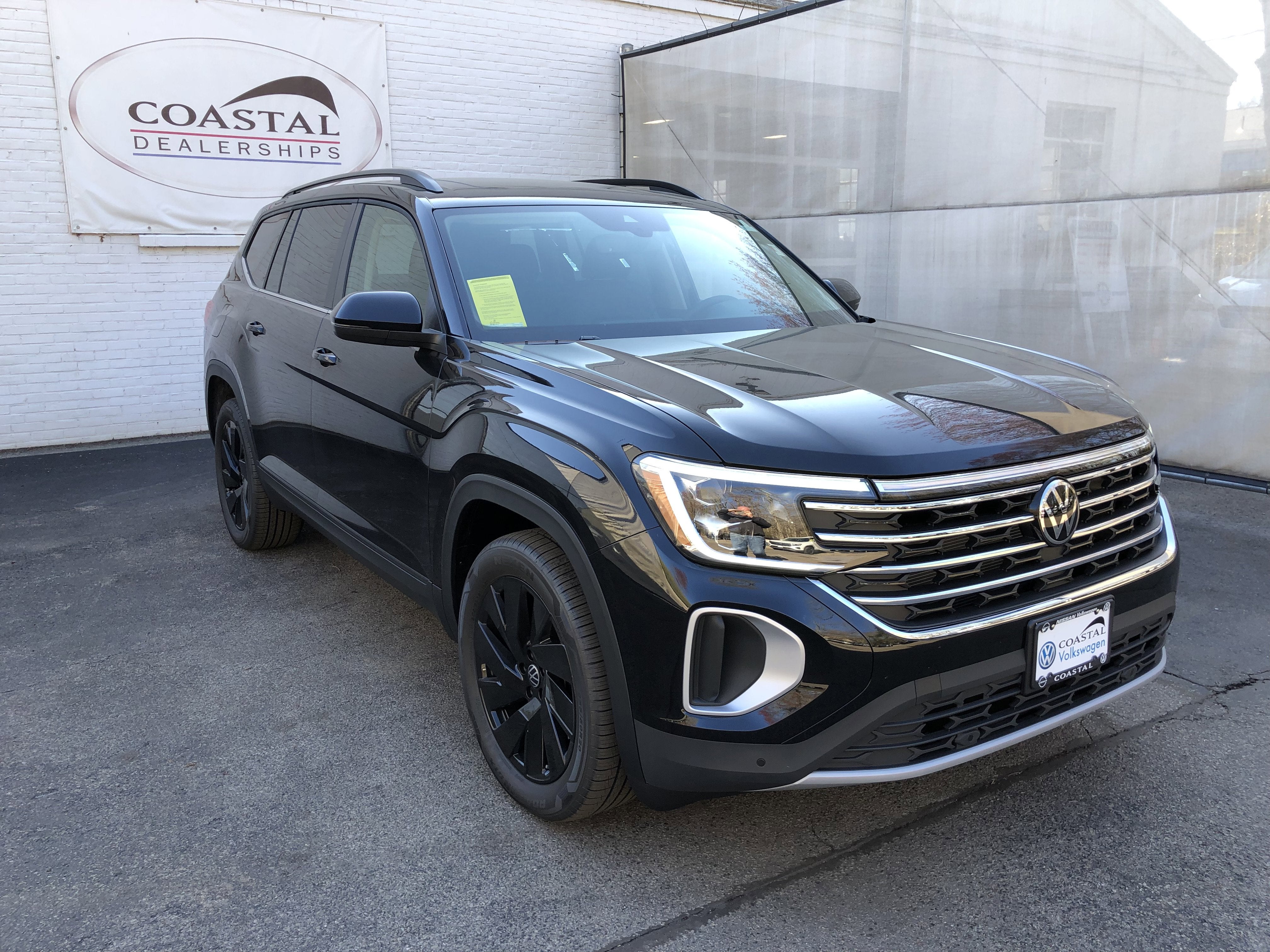 2026 Volkswagen Atlas 2.0T SE w/Technology w/captains chairs, panoramic sunroof and black wheel package