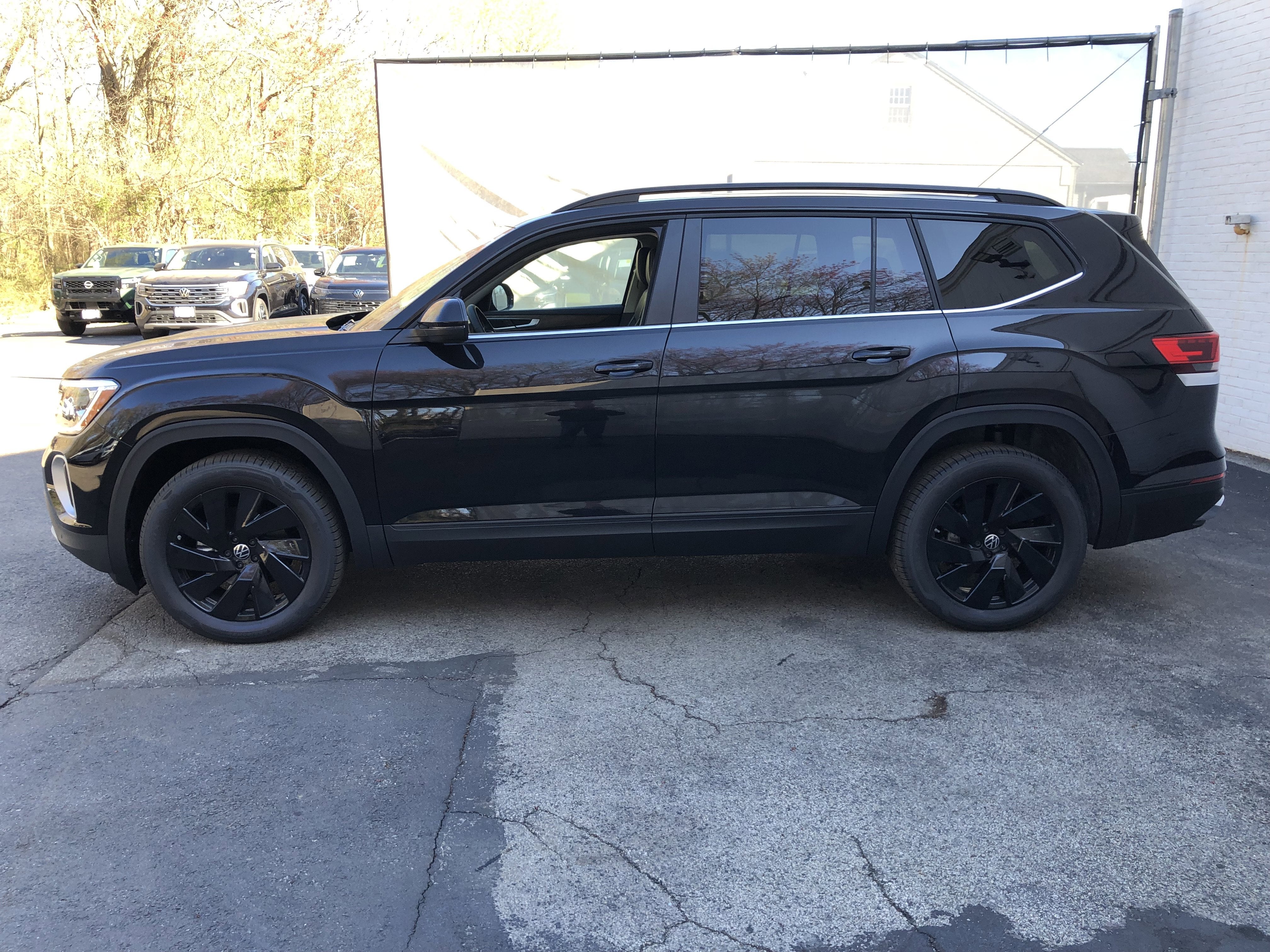 2026 Volkswagen Atlas 2.0T SE w/Technology w/captains chairs, panoramic sunroof and black wheel package