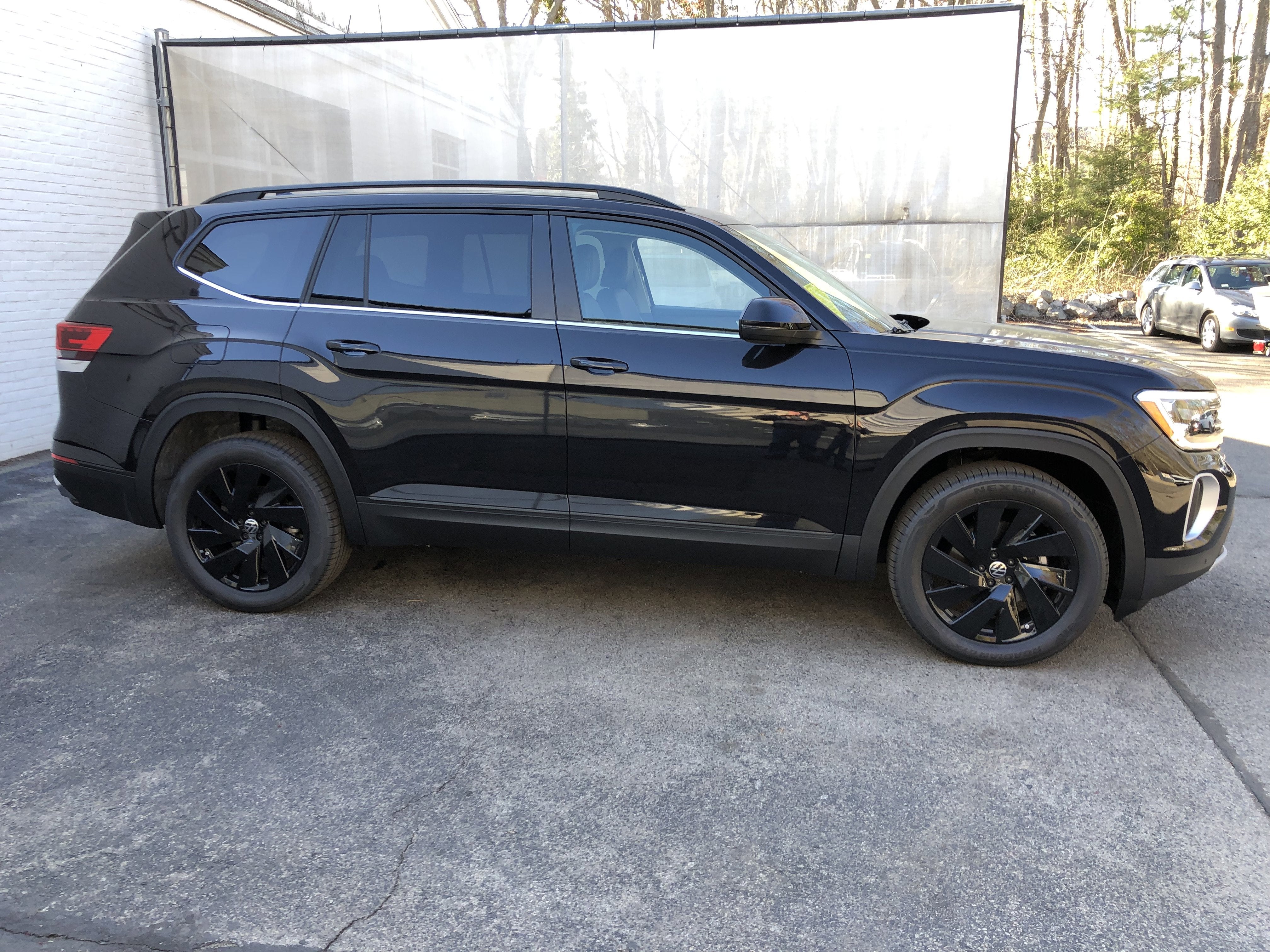 2026 Volkswagen Atlas 2.0T SE w/Technology w/captains chairs, panoramic sunroof and black wheel package
