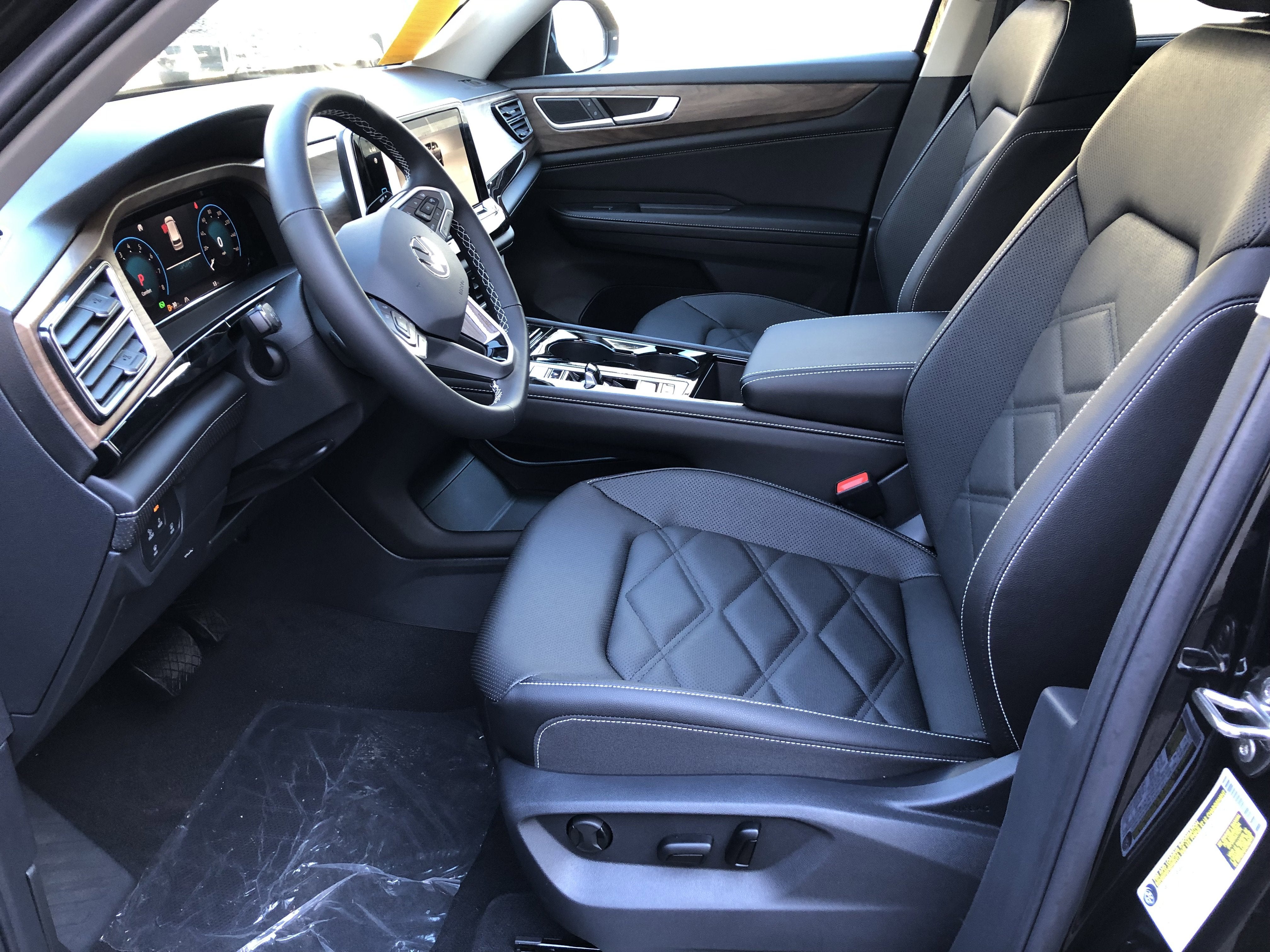 2026 Volkswagen Atlas 2.0T SE w/Technology w/captains chairs, panoramic sunroof and black wheel package