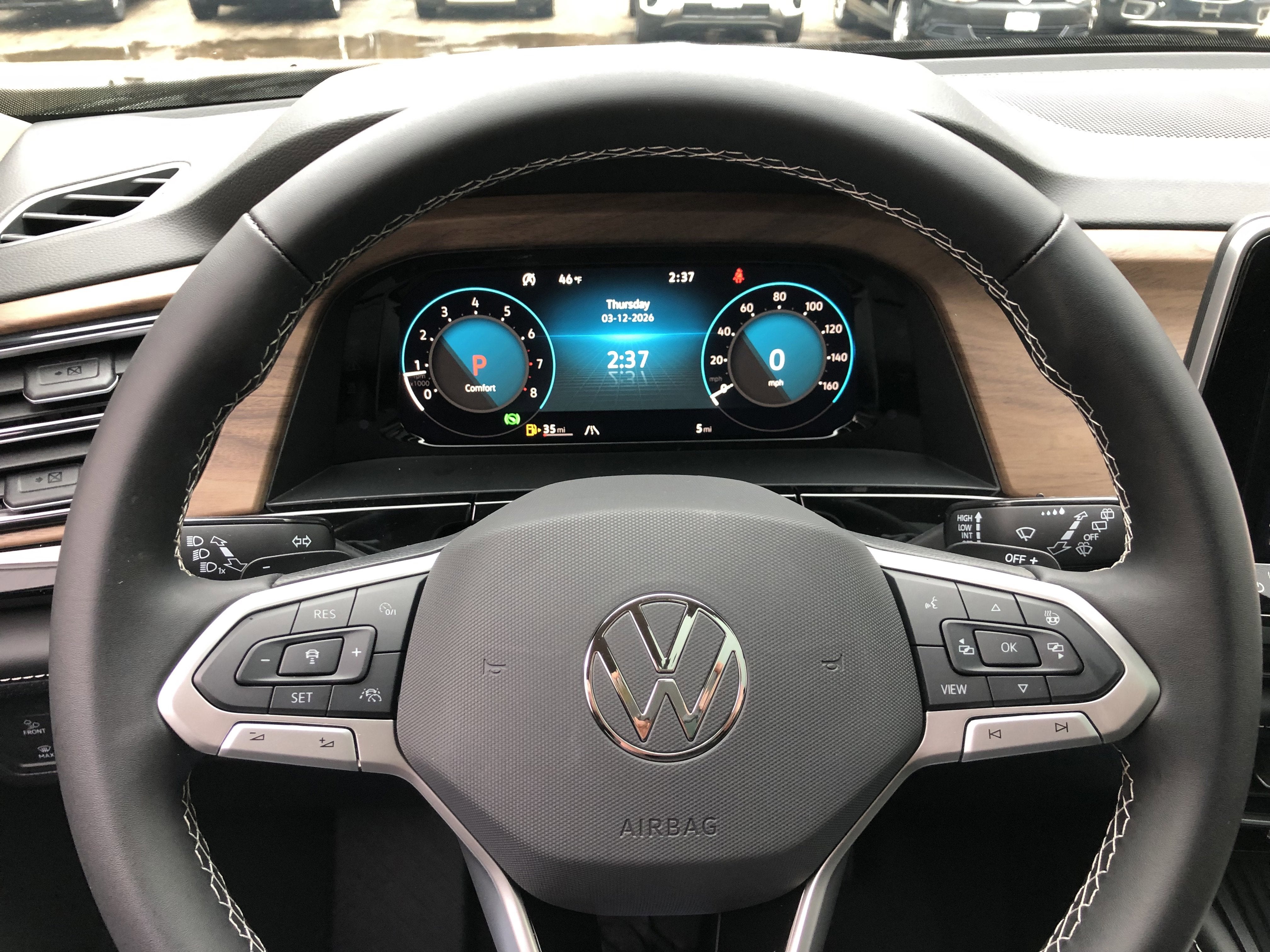 2026 Volkswagen Atlas 2.0T SE w/Technology w/panoramic sunroof and black wheel package