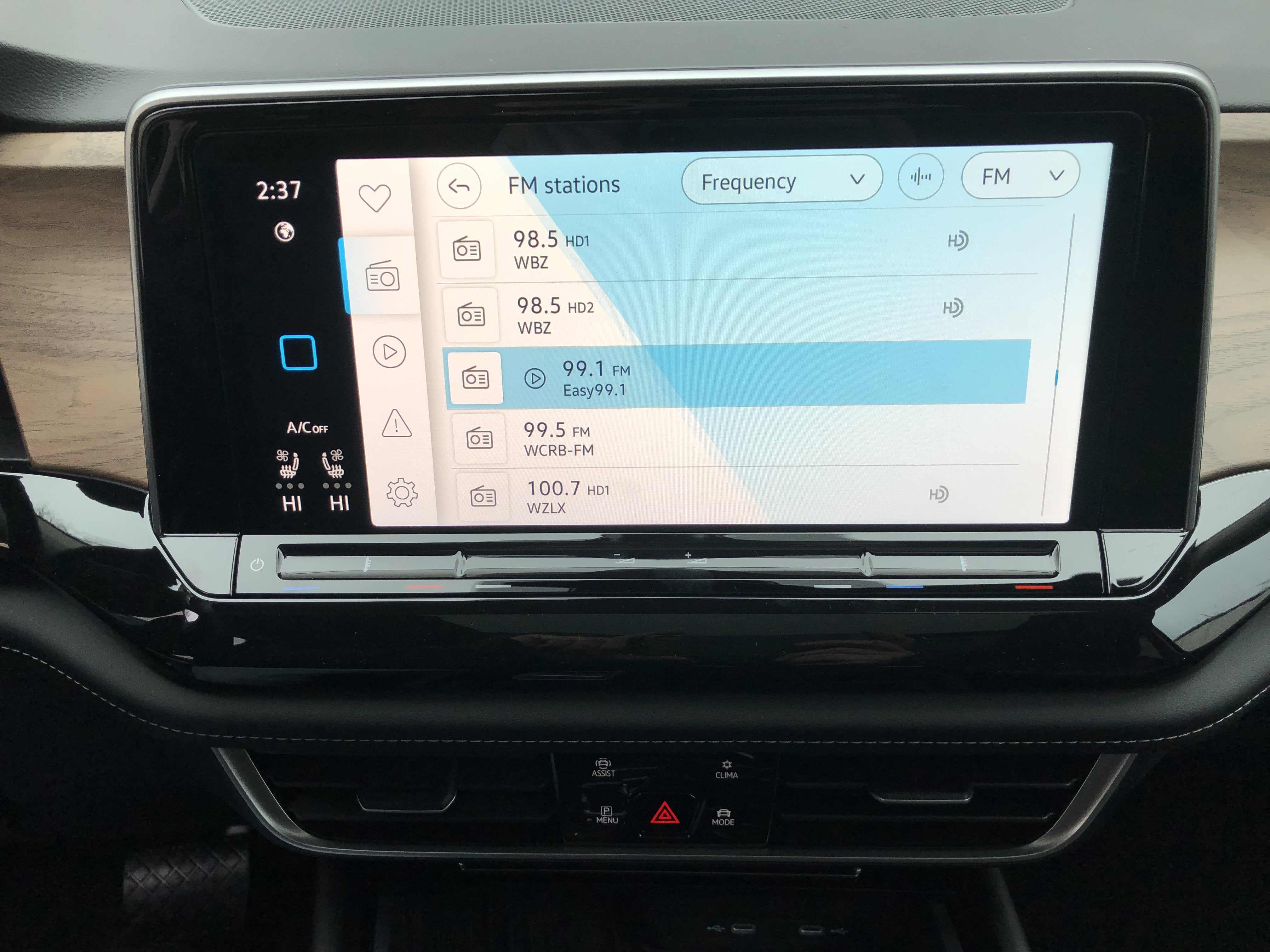 2026 Volkswagen Atlas 2.0T SE w/Technology w/panoramic sunroof and black wheel package