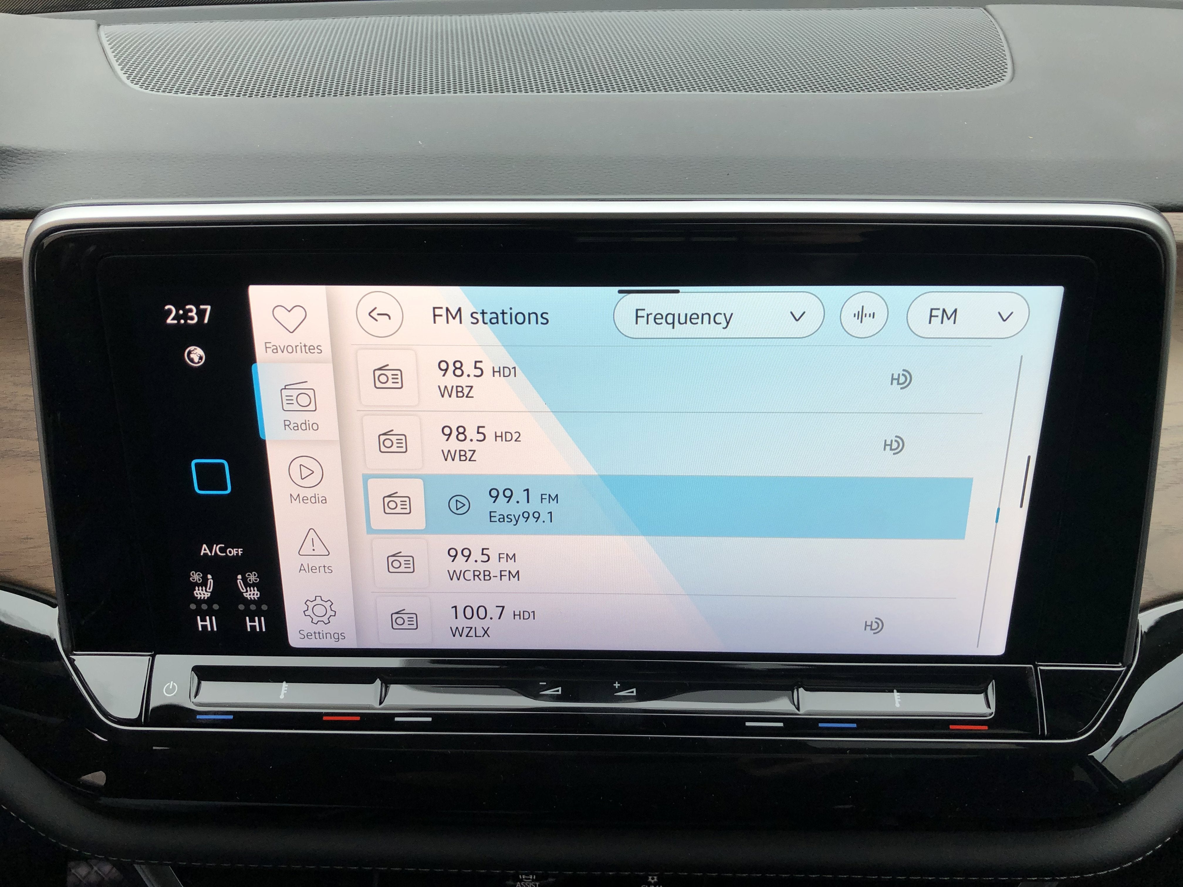 2026 Volkswagen Atlas 2.0T SE w/Technology w/panoramic sunroof and black wheel package