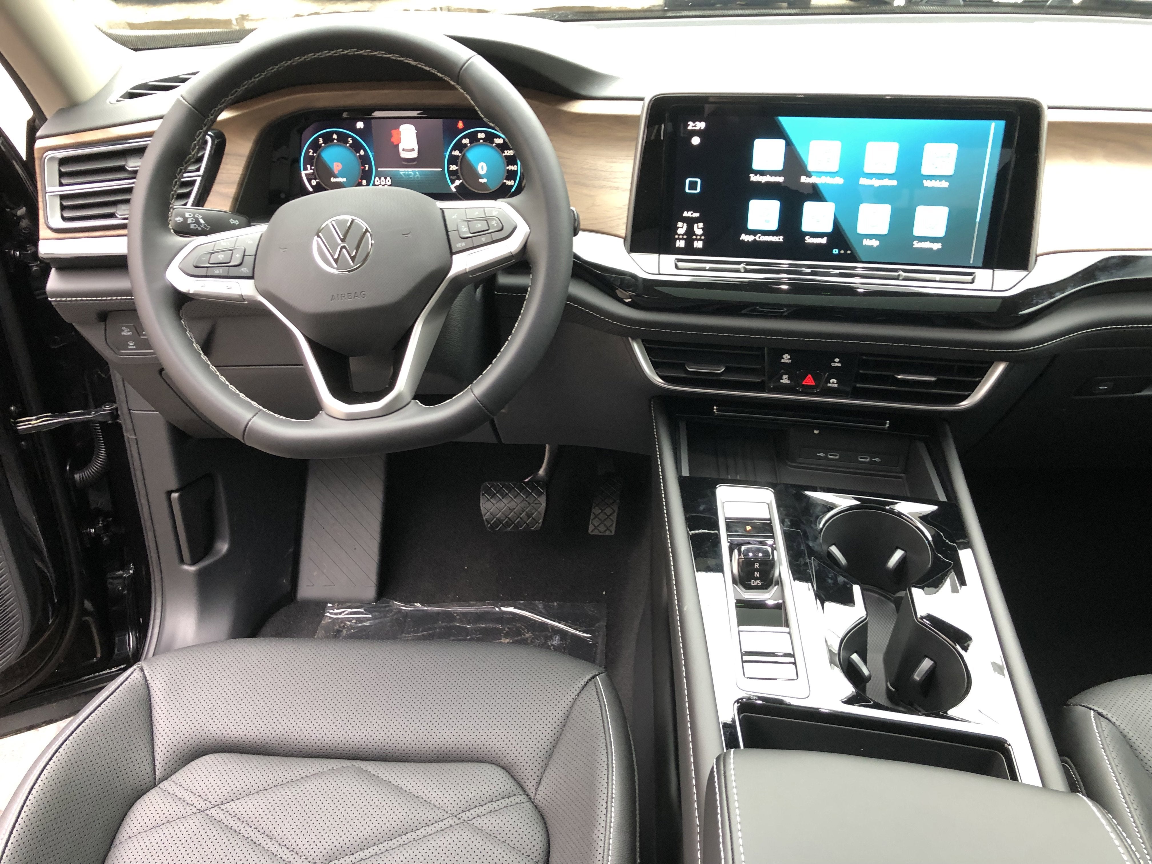 2026 Volkswagen Atlas 2.0T SE w/Technology w/panoramic sunroof and black wheel package