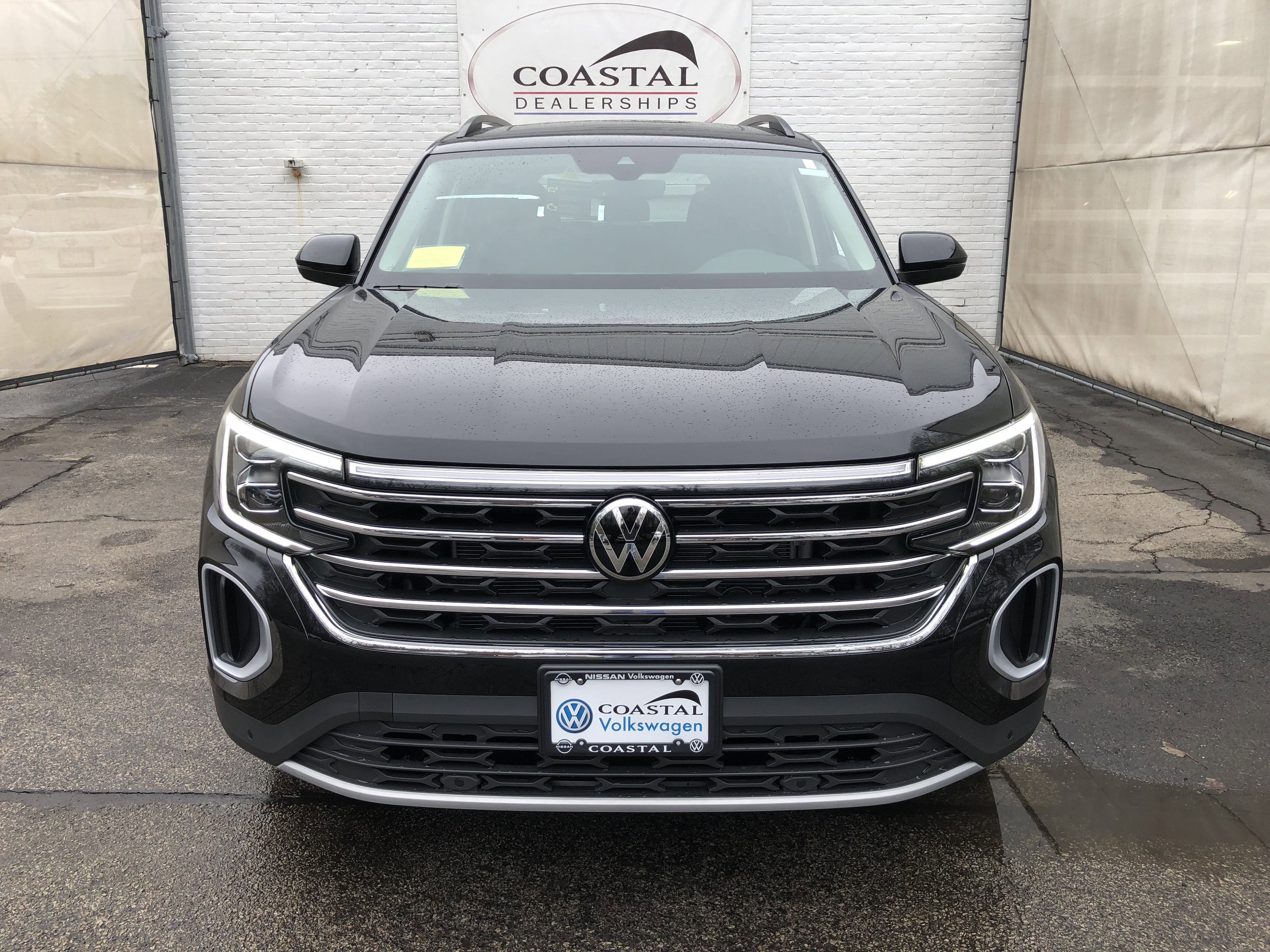 2026 Volkswagen Atlas 2.0T SE w/Technology w/panoramic sunroof and black wheel package