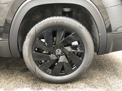 2026 Volkswagen Atlas 2.0T SE w/Technology w/panoramic sunroof and black wheel package