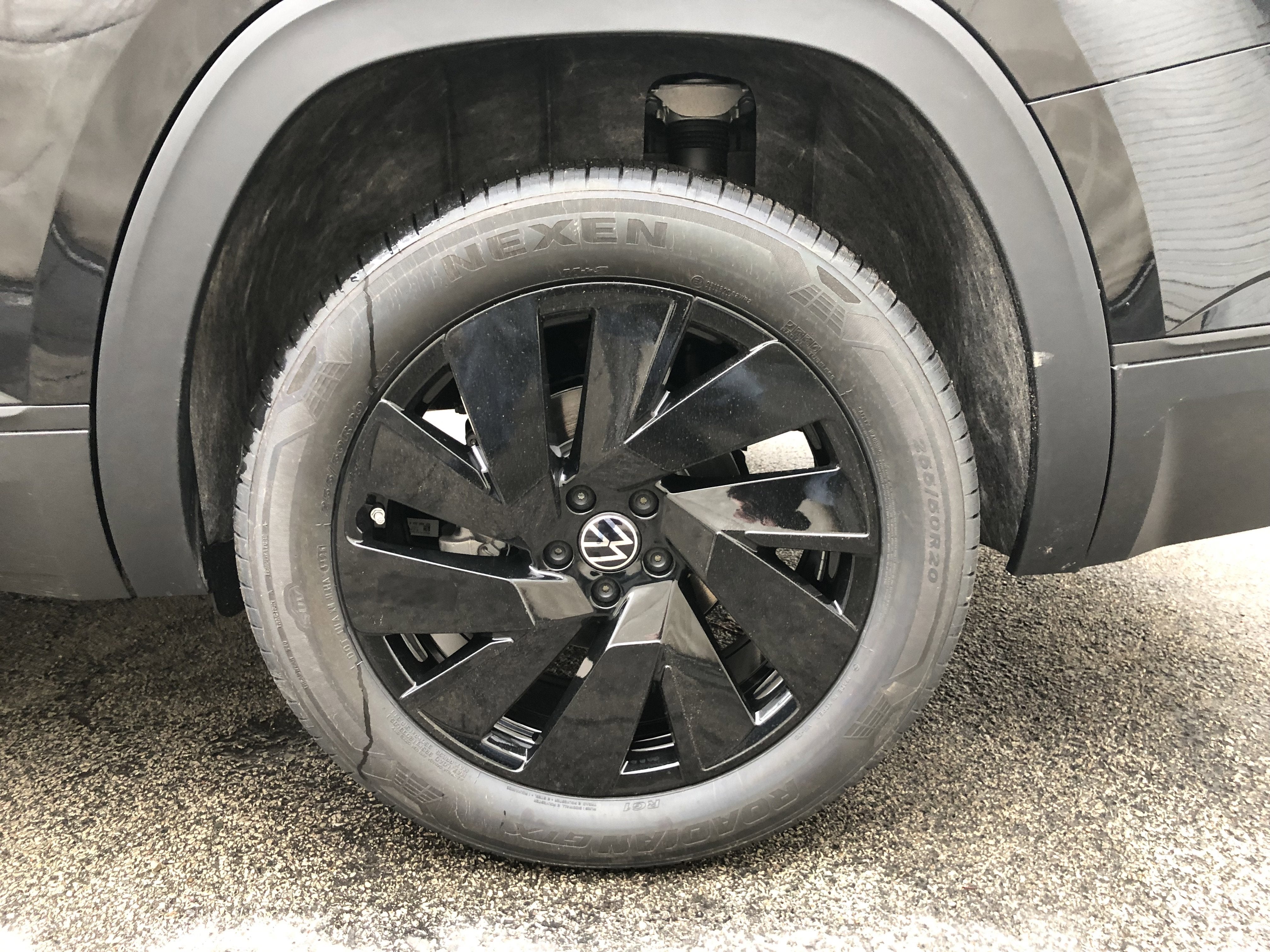 2026 Volkswagen Atlas 2.0T SE w/Technology w/panoramic sunroof and black wheel package