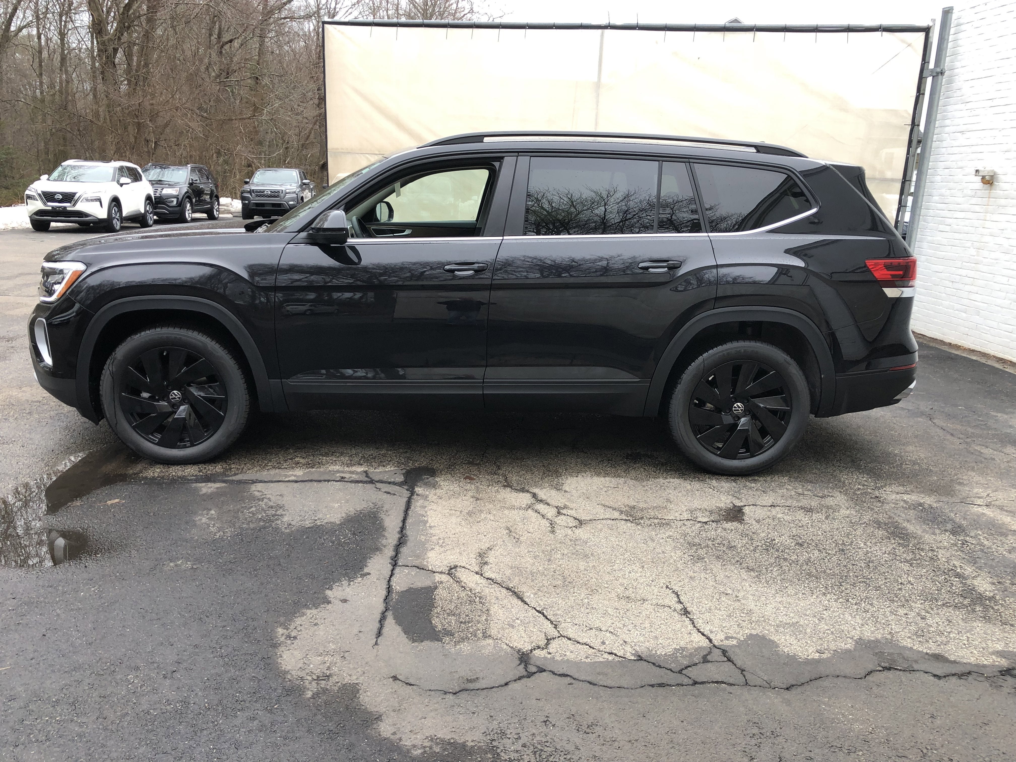 2026 Volkswagen Atlas 2.0T SE w/Technology w/panoramic sunroof and black wheel package