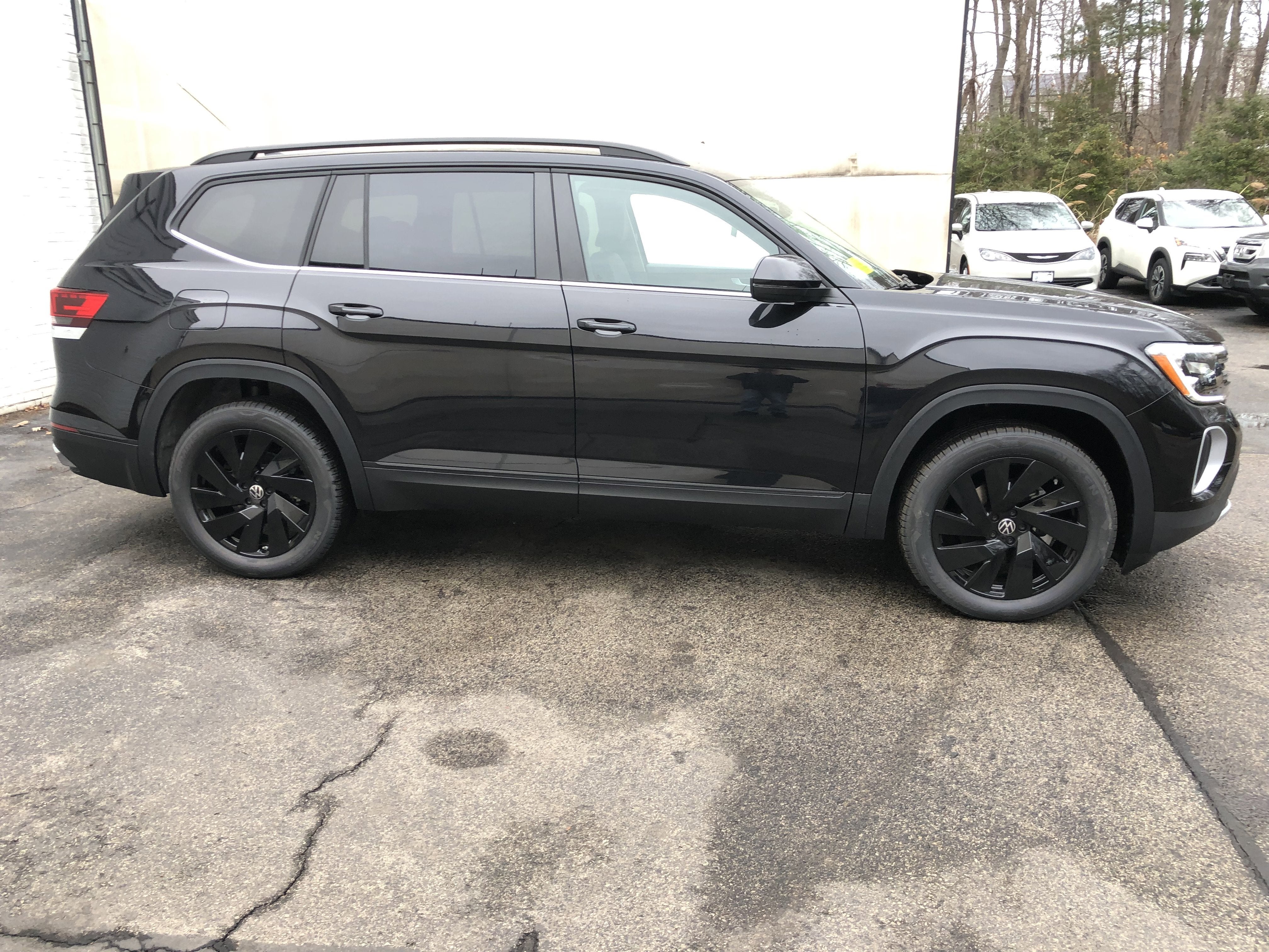 2026 Volkswagen Atlas 2.0T SE w/Technology w/panoramic sunroof and black wheel package
