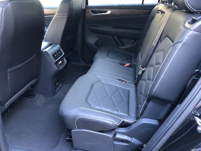 2026 Volkswagen Atlas 2.0T SE w/Technology w/panoramic sunroof and black wheel package