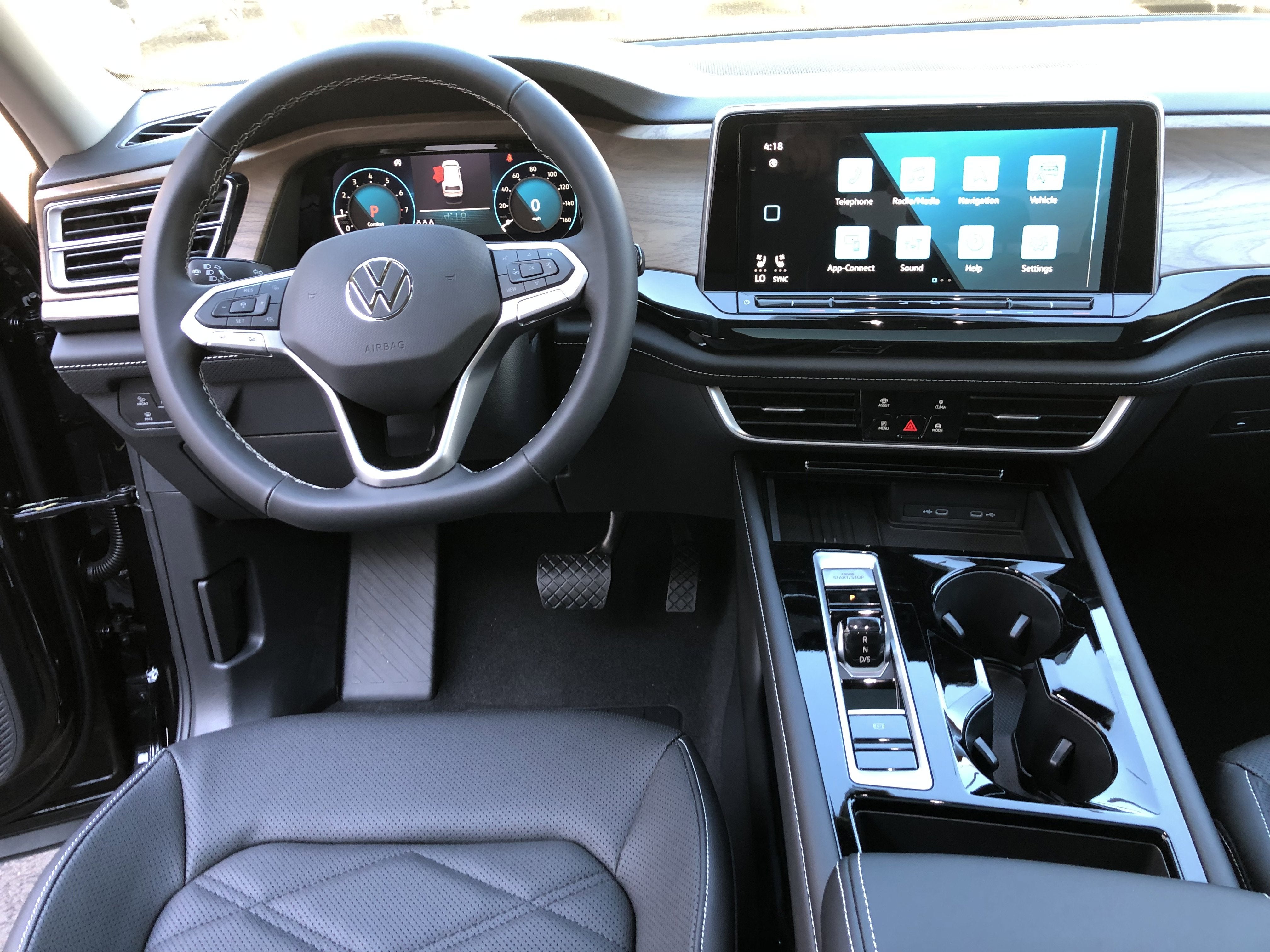 2026 Volkswagen Atlas 2.0T SE w/Technology w/panoramic sunroof and black wheel package