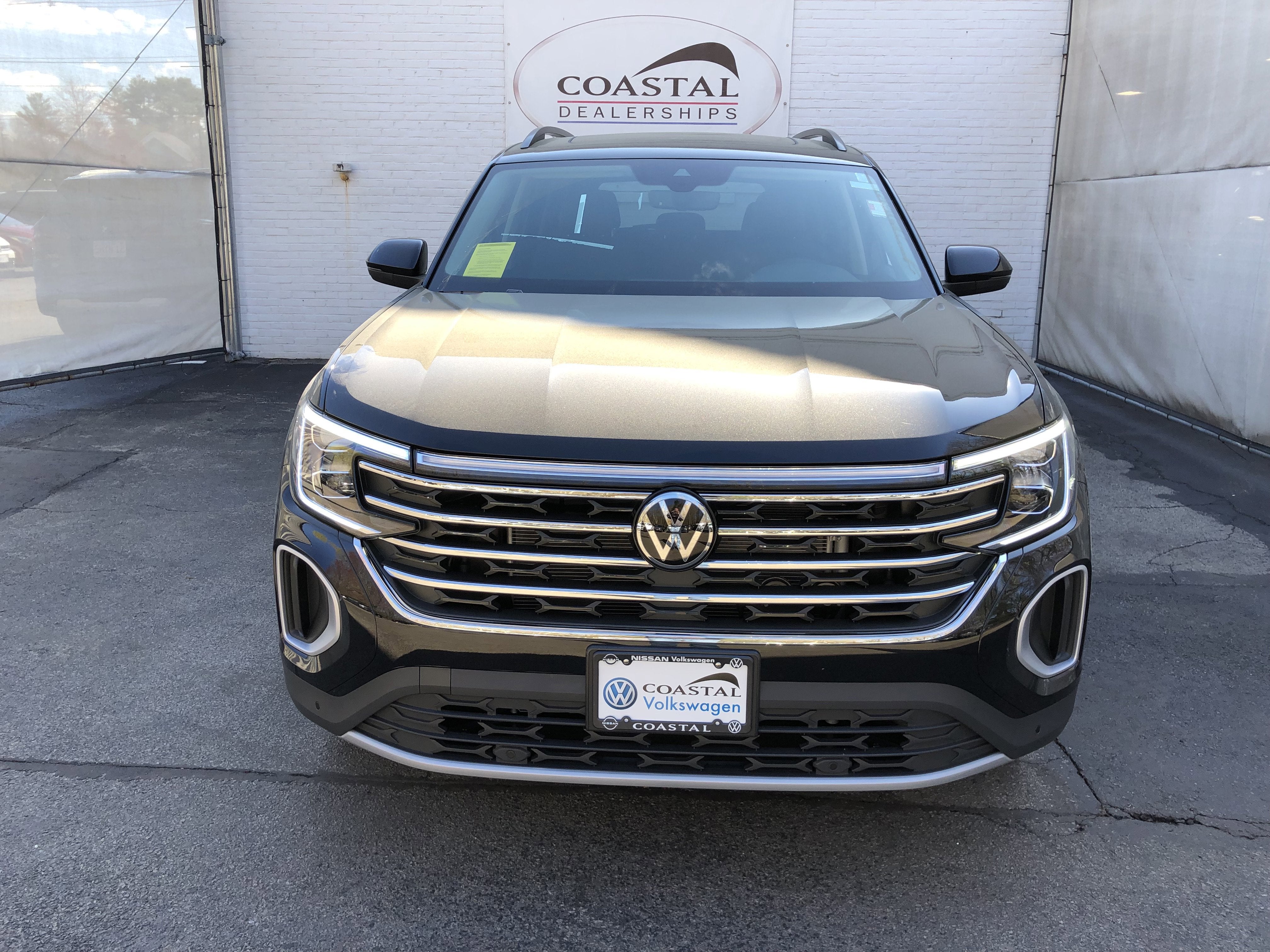 2026 Volkswagen Atlas 2.0T SE w/Technology w/panoramic sunroof and black wheel package
