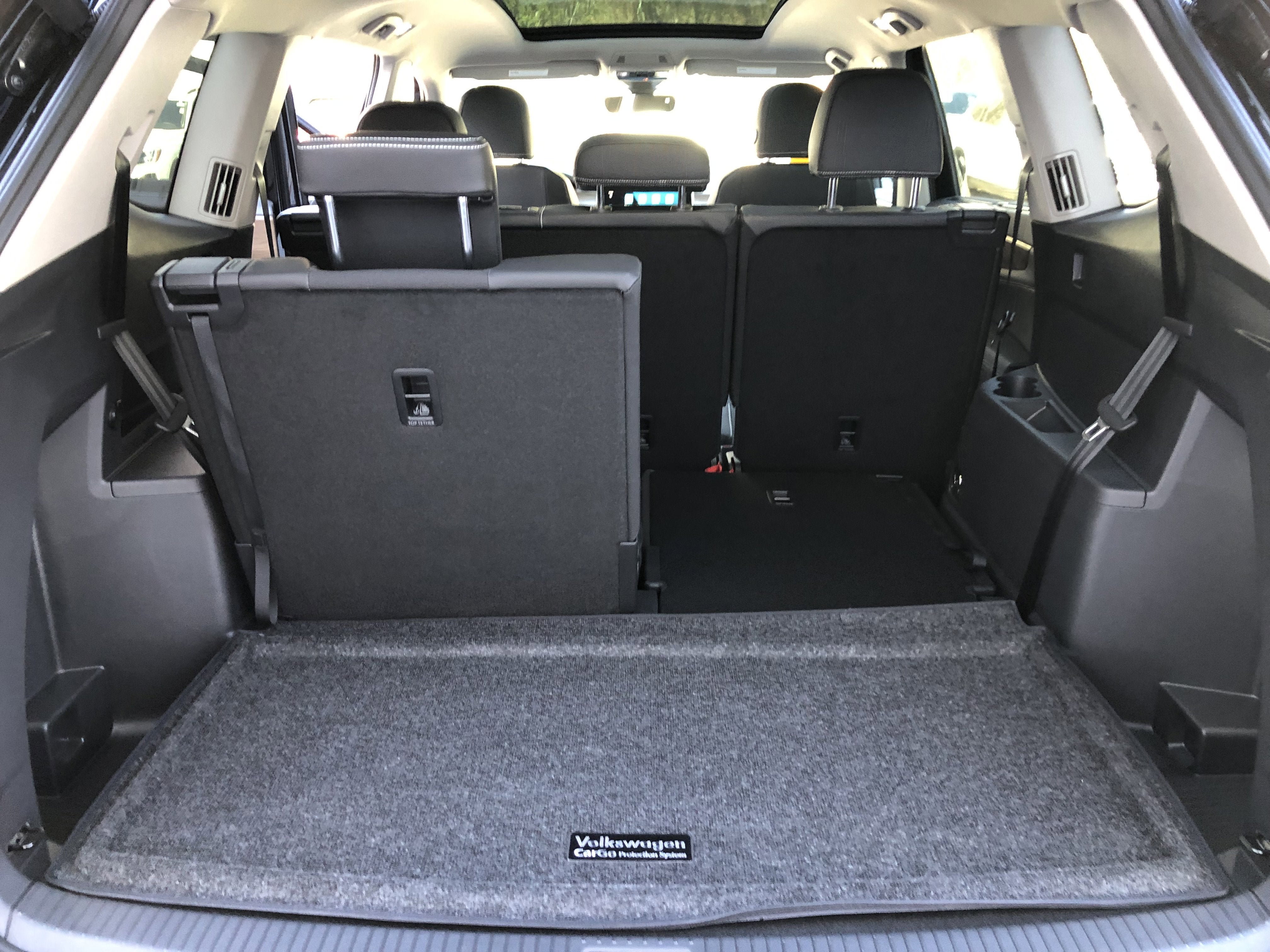 2026 Volkswagen Atlas 2.0T SE w/Technology w/panoramic sunroof and black wheel package