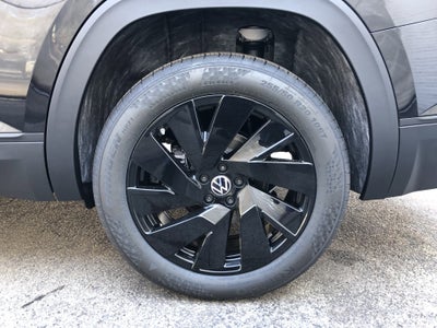 2026 Volkswagen Atlas 2.0T SE w/Technology w/panoramic sunroof and black wheel package