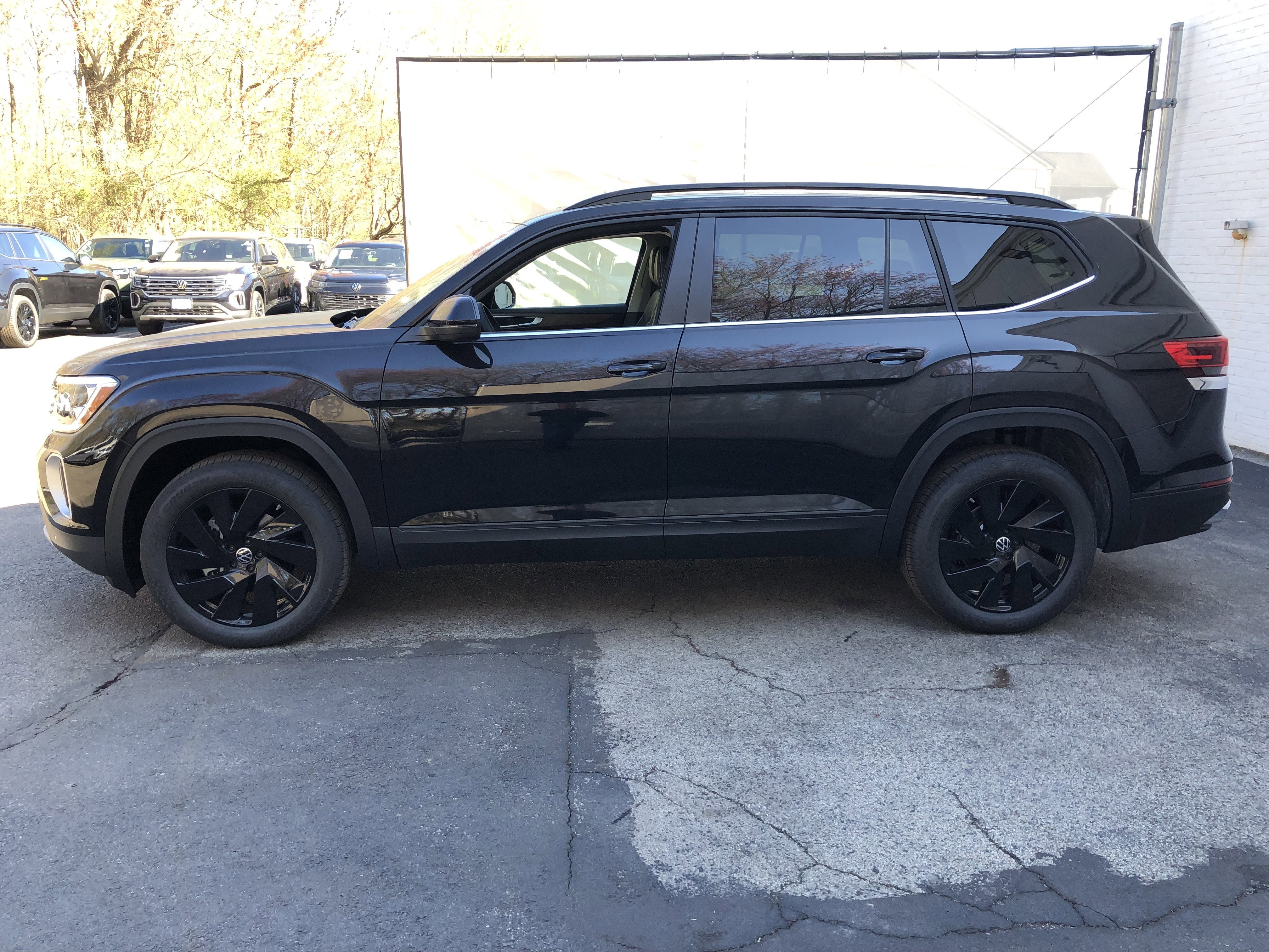 2026 Volkswagen Atlas 2.0T SE w/Technology w/panoramic sunroof and black wheel package