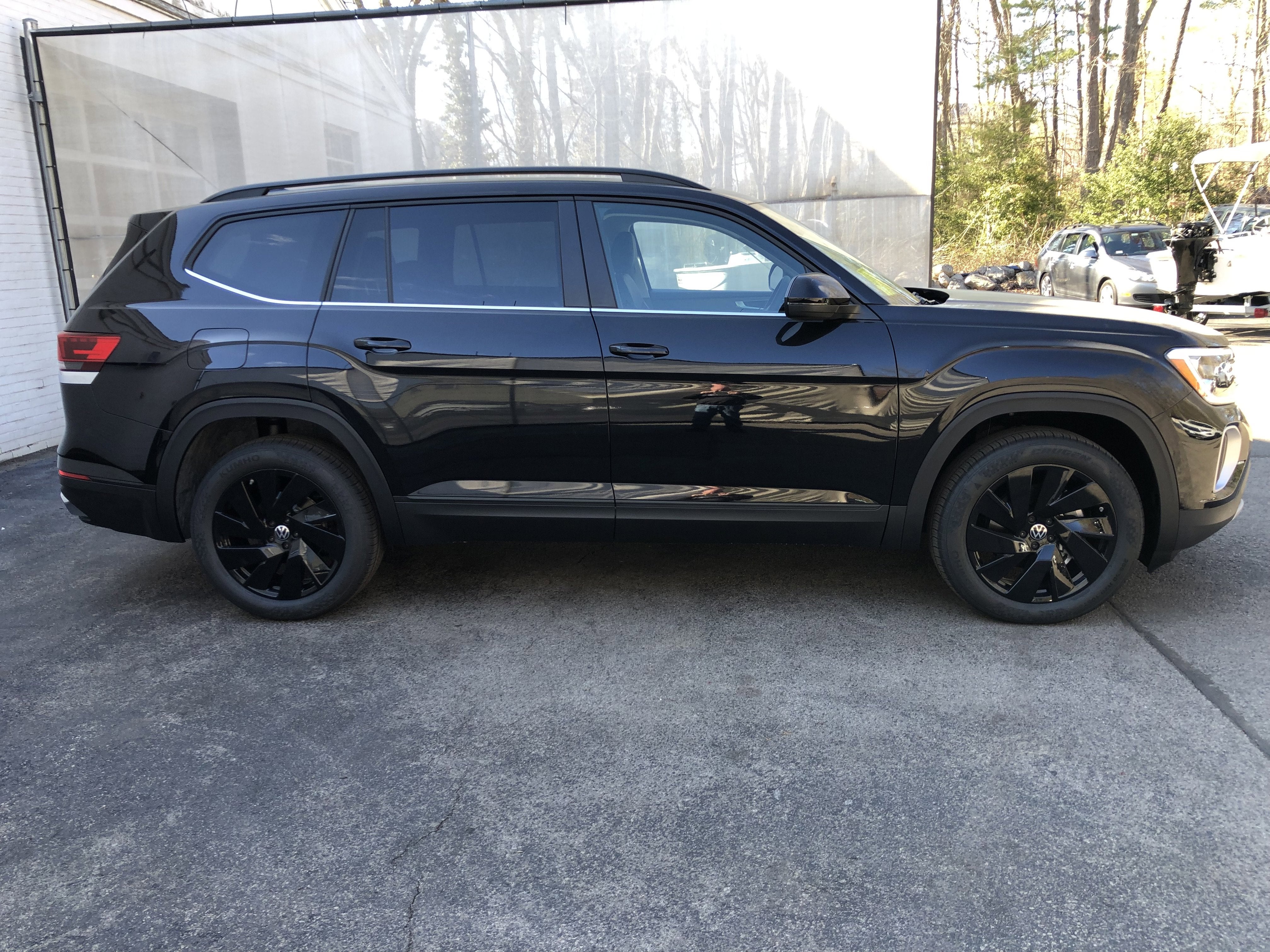 2026 Volkswagen Atlas 2.0T SE w/Technology w/panoramic sunroof and black wheel package