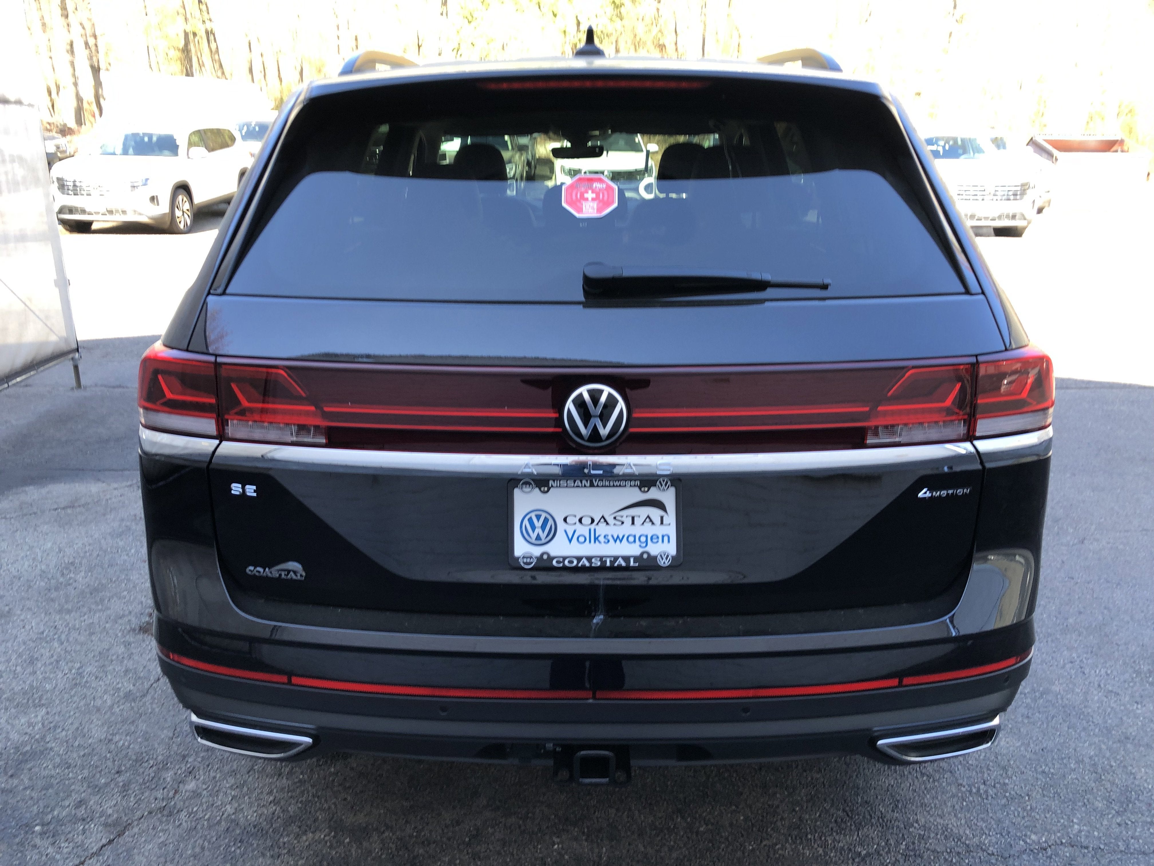 2026 Volkswagen Atlas 2.0T SE w/Technology w/panoramic sunroof and black wheel package