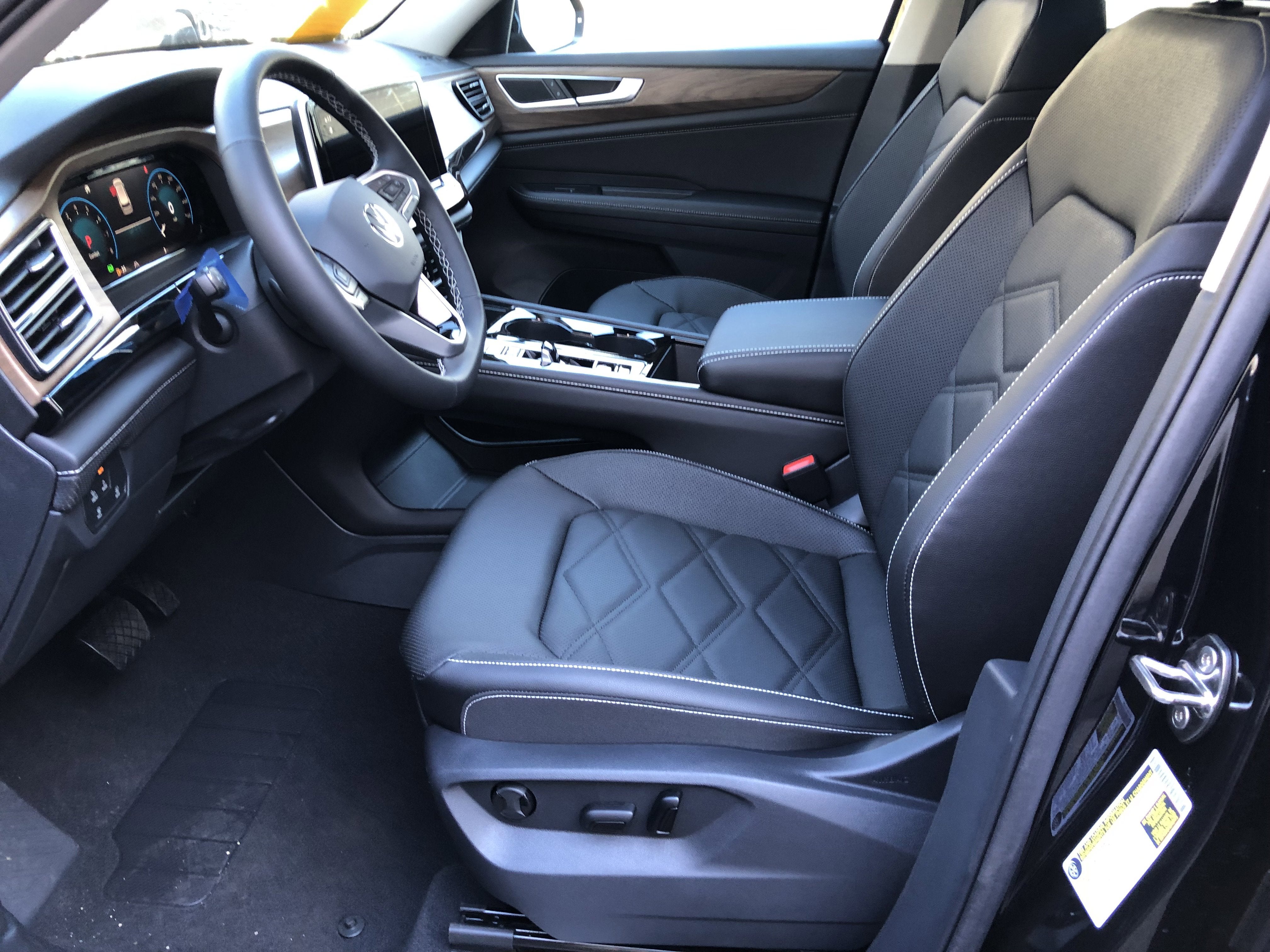2026 Volkswagen Atlas 2.0T SE w/Technology w/panoramic sunroof and black wheel package