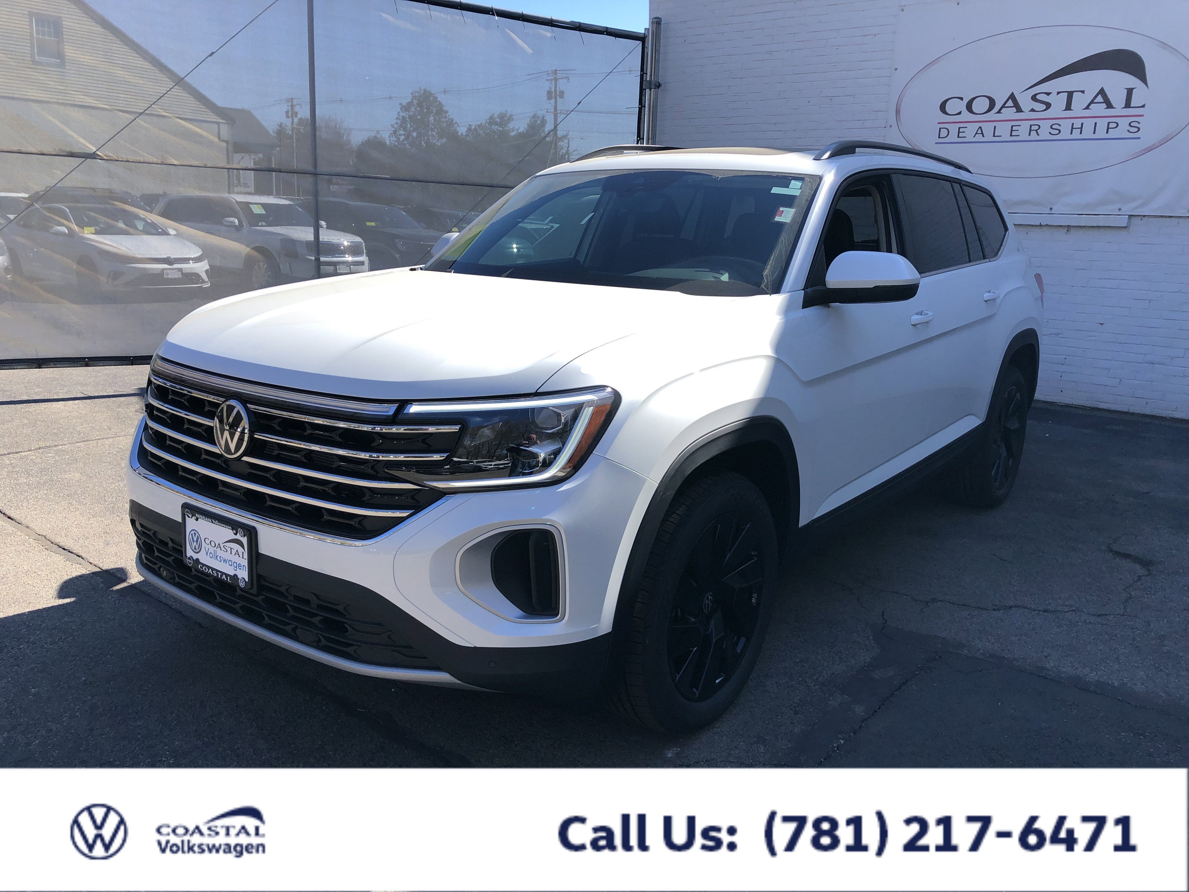 2026 Volkswagen Atlas 2.0T SE w/Technology w/panoramic sunroof and black wheel package