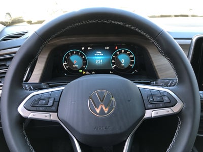 2026 Volkswagen Atlas 2.0T SE w/Technology w/panoramic sunroof and black wheel package