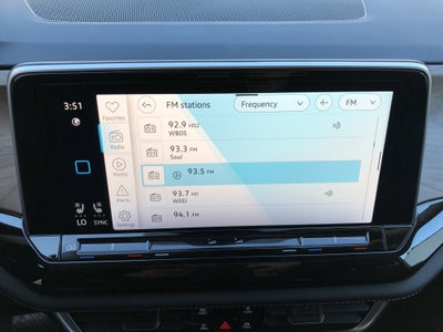 2026 Volkswagen Atlas 2.0T SE w/Technology w/panoramic sunroof and black wheel package