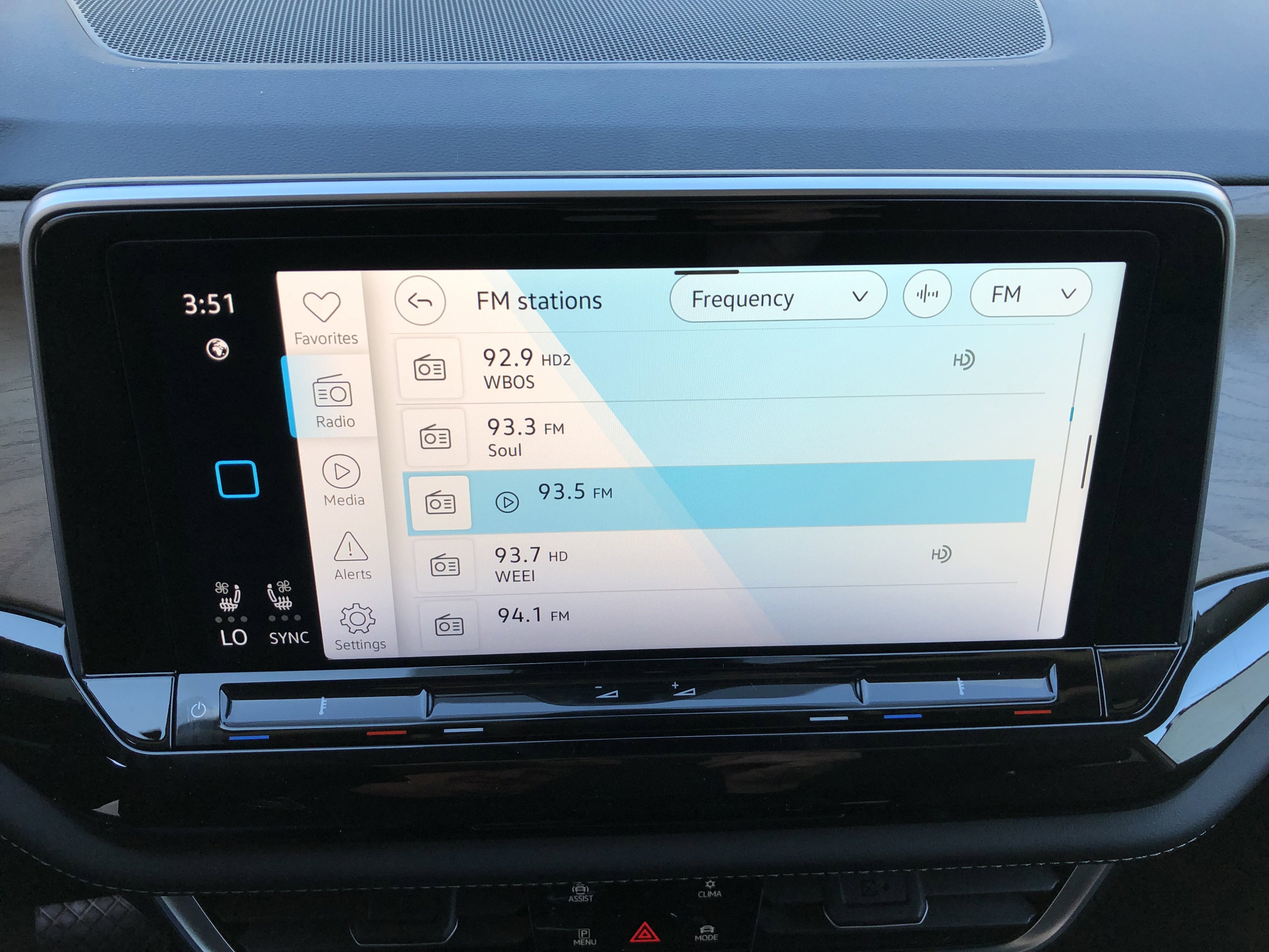 2026 Volkswagen Atlas 2.0T SE w/Technology w/panoramic sunroof and black wheel package