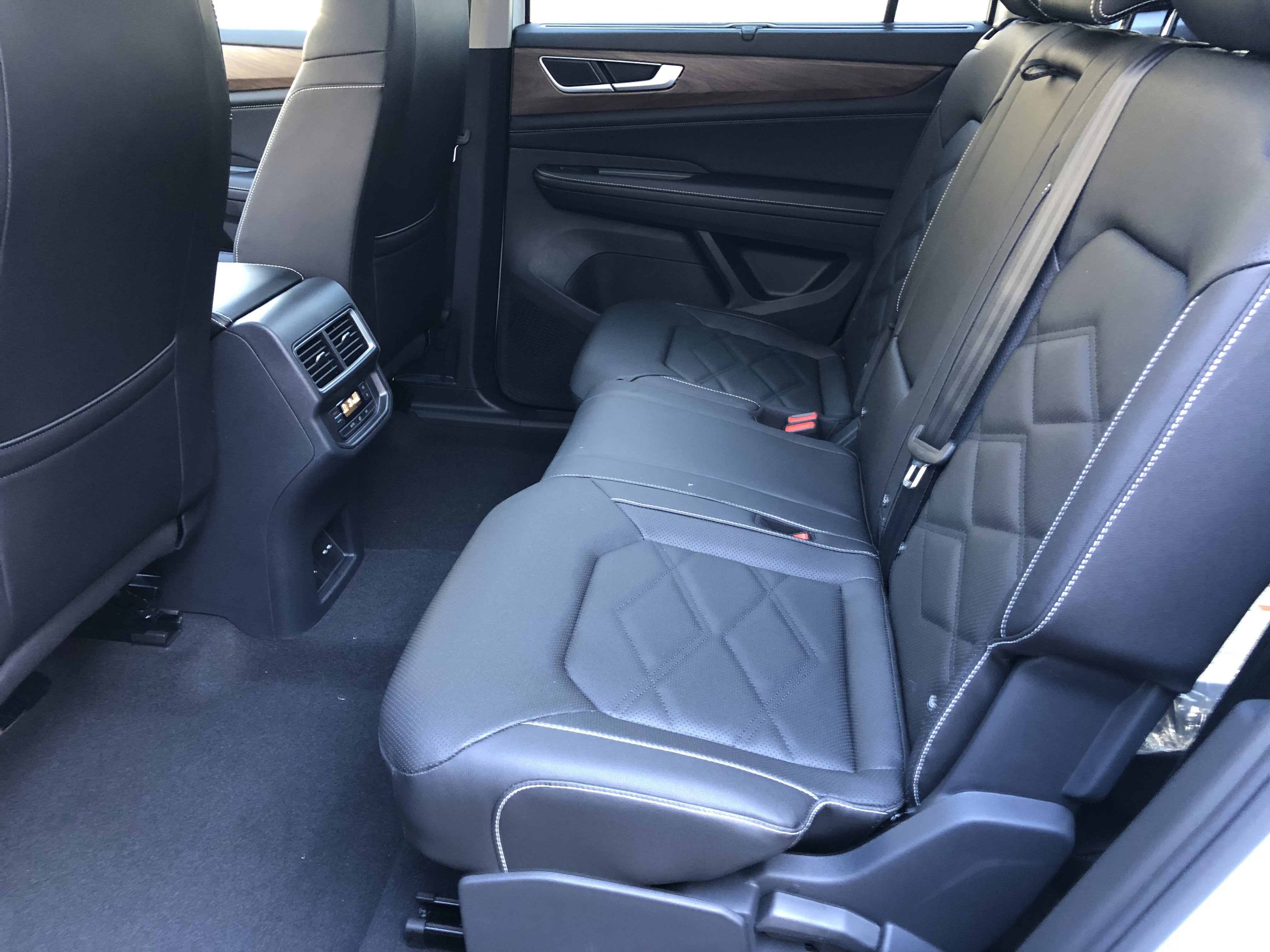 2026 Volkswagen Atlas 2.0T SE w/Technology w/panoramic sunroof and black wheel package